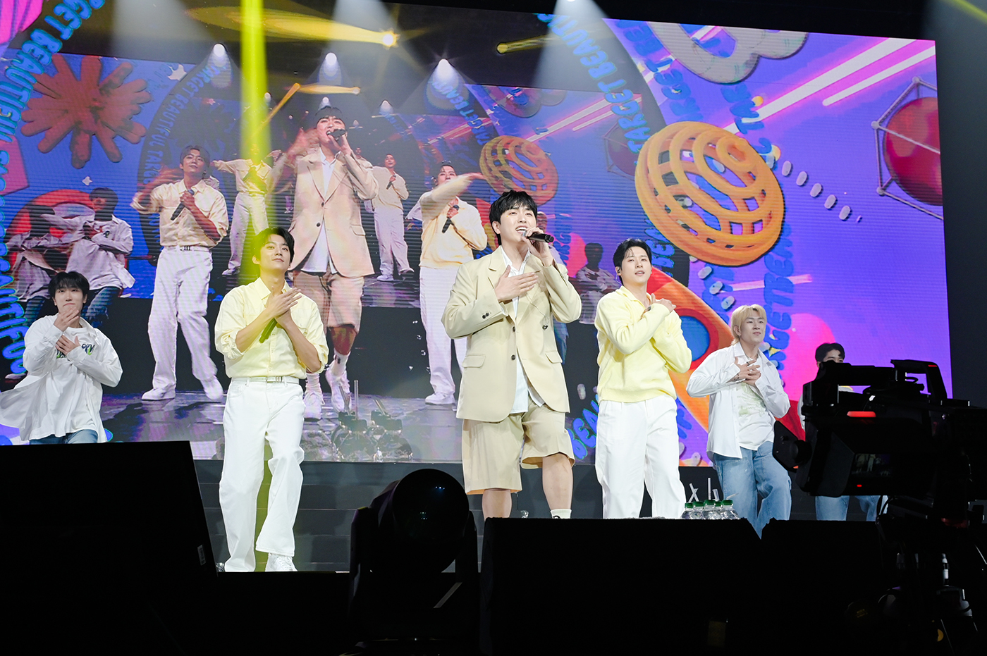 B1A4在台大體育館舉辦粉絲演唱會，連唱帶跳近20首歌曲讓粉絲大呼過癮。（網銀國際影視提供）