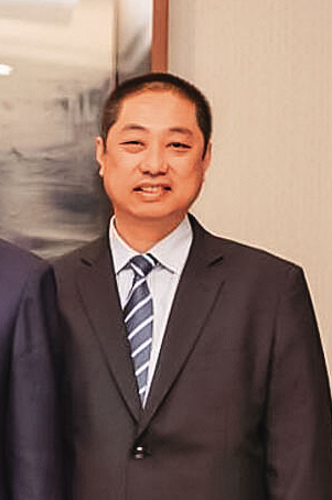 宸峰集團負責人蔡清旭(圖)除透過陳啟昱承攬台綠光電案場賺取暴利,另涉虛增抽砂船及浮報土地交易價,共向銀行詐貸2.3億元。(翻攝臉書)