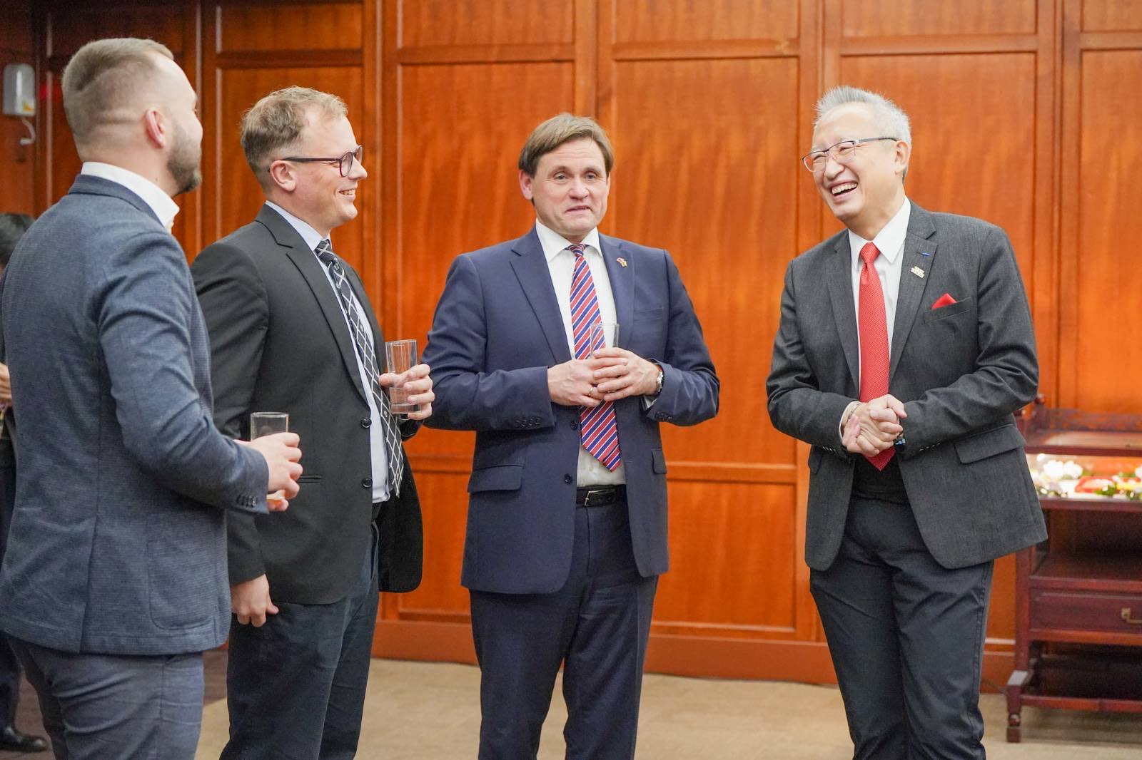 外交部政務次長吳志中於1月14日晚宴歡迎立陶宛總理府副主任祕書暨國家危機管理中心主任維爾曼塔斯及所率領的「反制外國資訊操弄」團。（外交部提供）