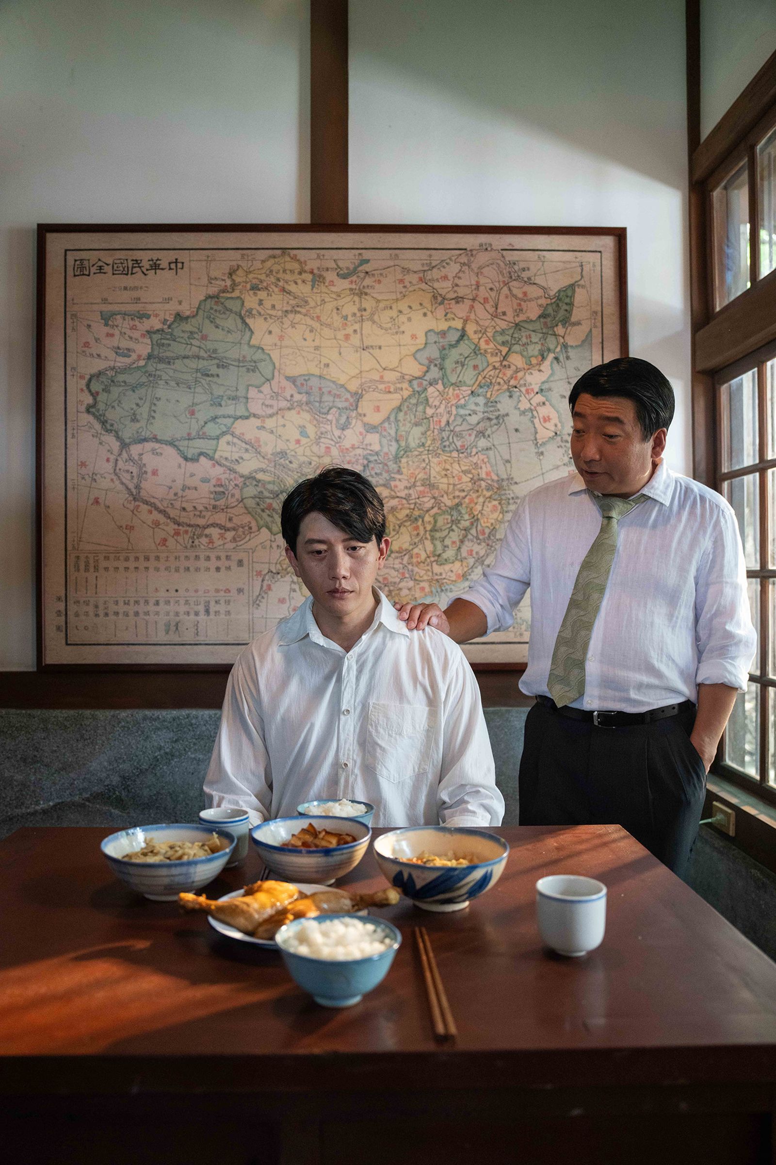 張志勇在《餘燼》裡飾演當年遊說莫子儀出賣友人的官員,兩位金馬影帝巧合地留下同框照片。(本地風光提供)