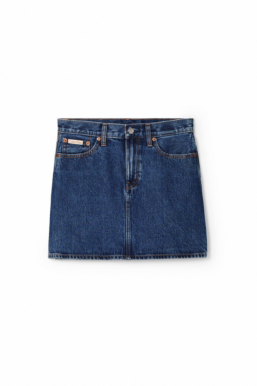 高腰丹寧短裙。NT$3,780。（Calvin Klein提供）