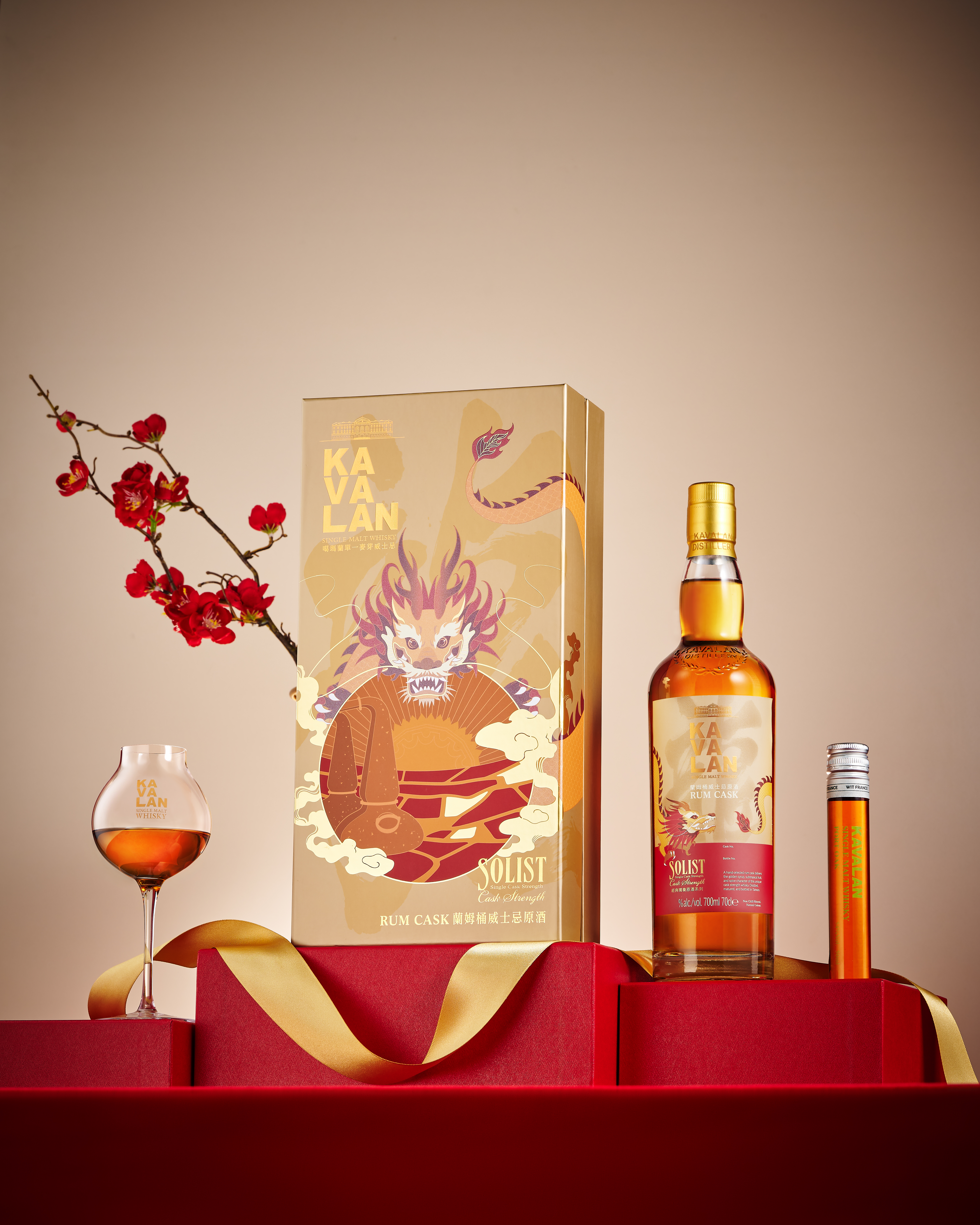 「噶瑪蘭經典獨奏蘭姆桶單一麥芽威士忌禮盒」選用祥瑞的金色作為主色調，同時象徵金色陽光照射在蘭陽平原上，並呼應酒廠的蒸餾器，使整體更貼近新春氛圍（4,000元／份，噶瑪蘭提供）