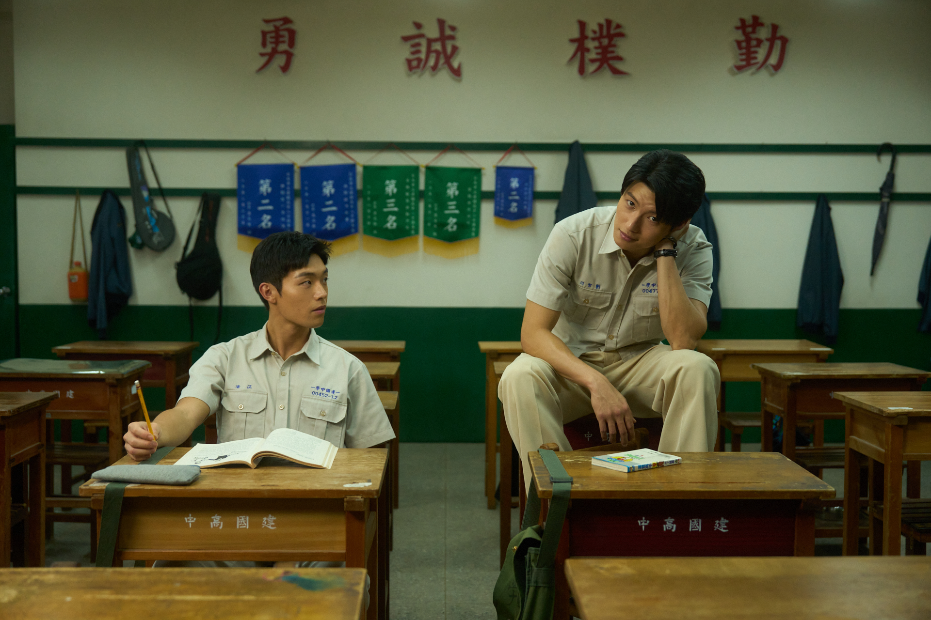 牧森(左)、劉育仁(右)在《進行曲》中飾演高中同班同學。(未來進行曲提供)