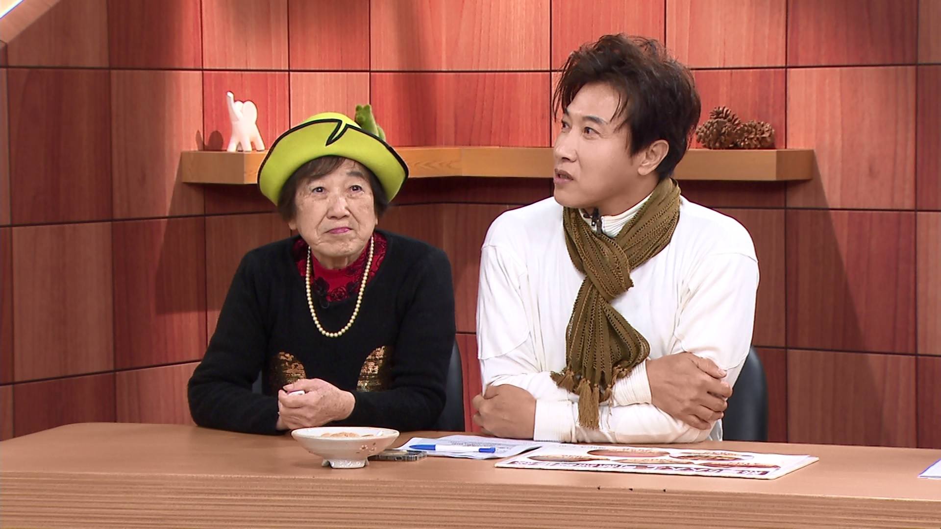 陳鴻與媽媽一起上節目錄影。（年代新聞提供）