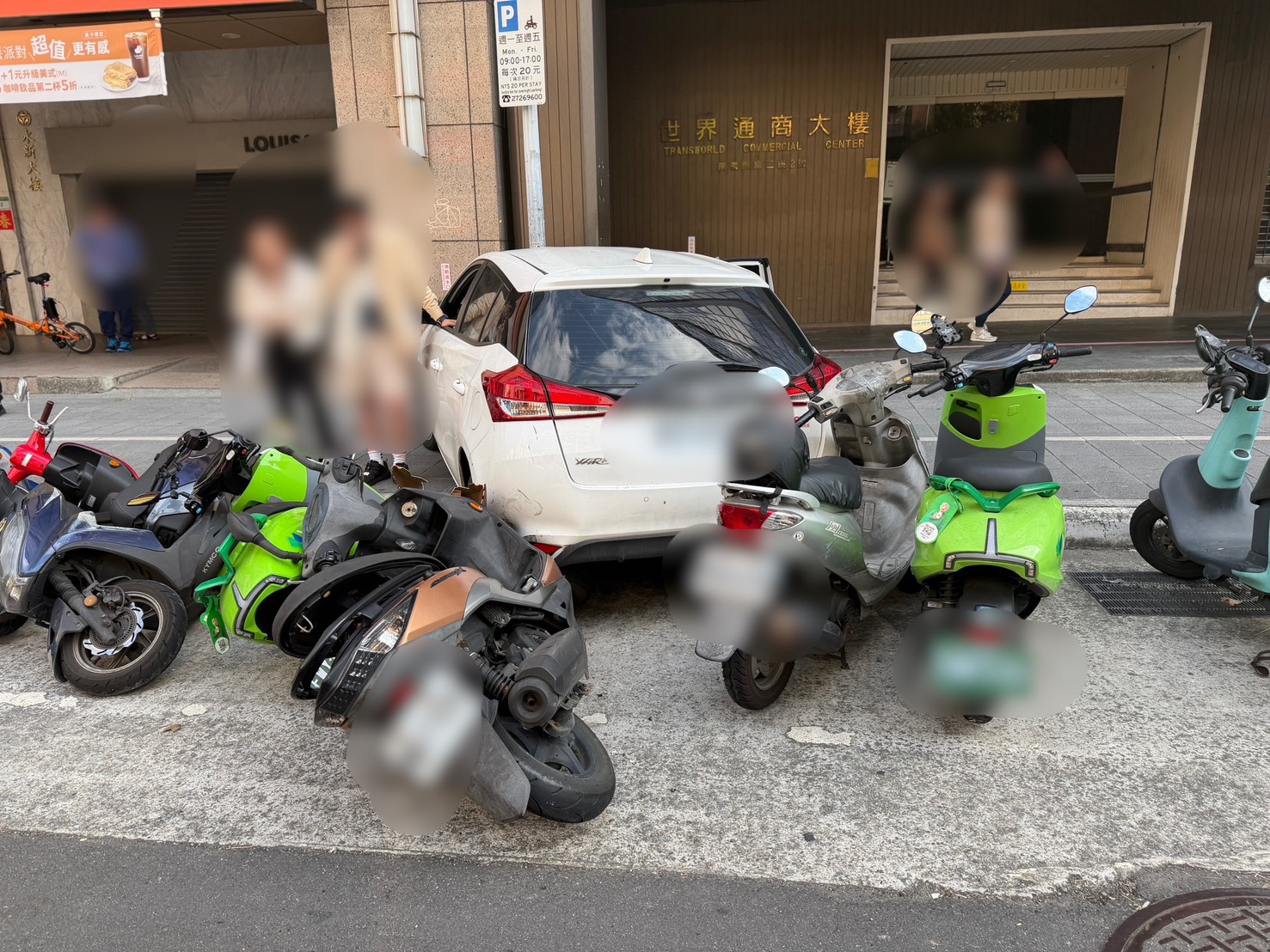 白車撞上人行道路燈後回彈，再波及機車停放區的一排機車。（翻攝畫面）