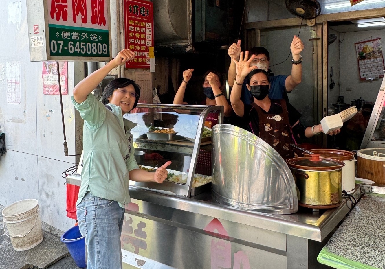 林岱樺至魚市場拜票，獲攤商支持打氣。（林岱樺服務處提供）