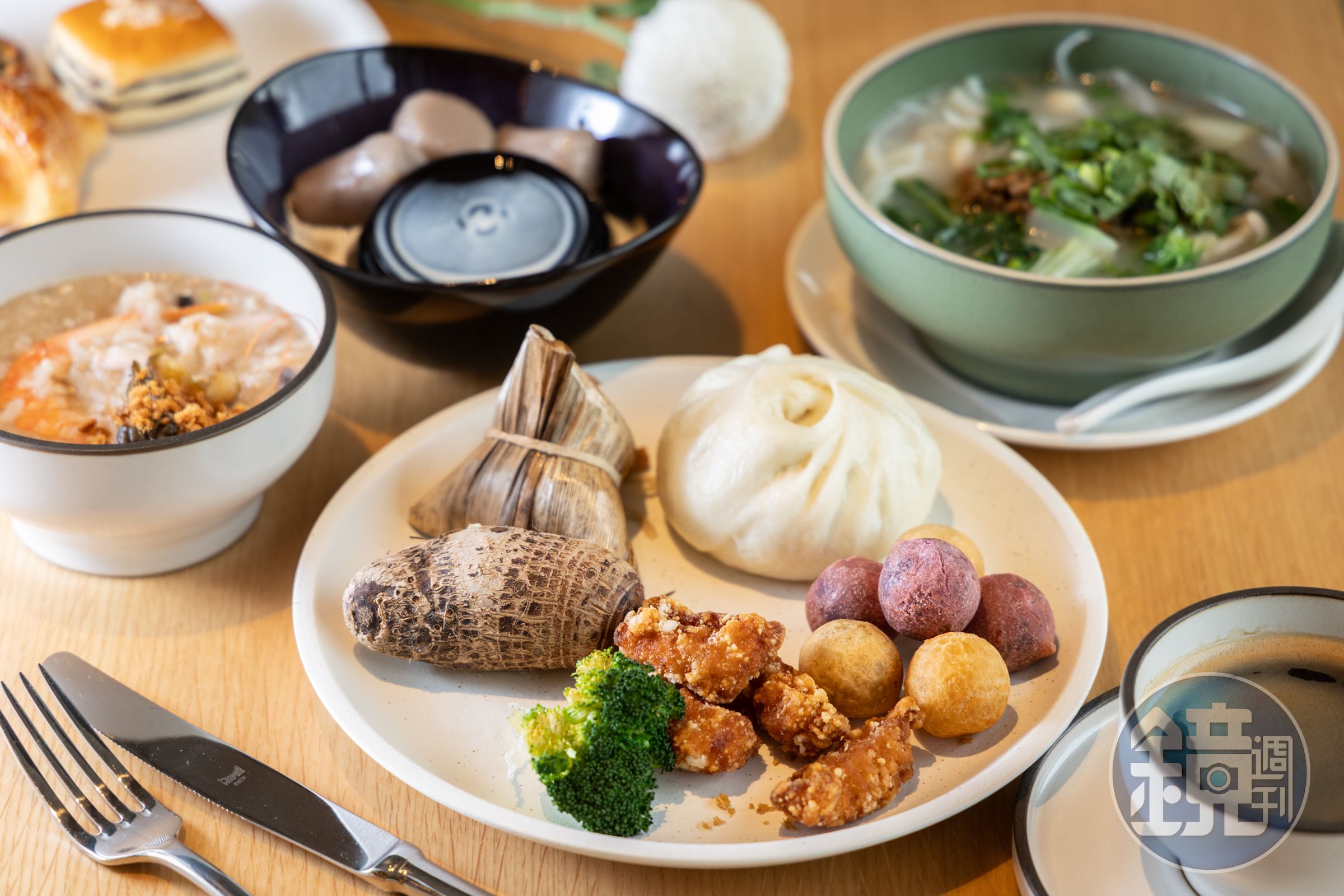 早餐提供十八王公肉粽、鴨肉麵、金山芋頭香菇肉粥、芋圓王與山水仙草布丁,一次品嘗北海岸的在地美味。