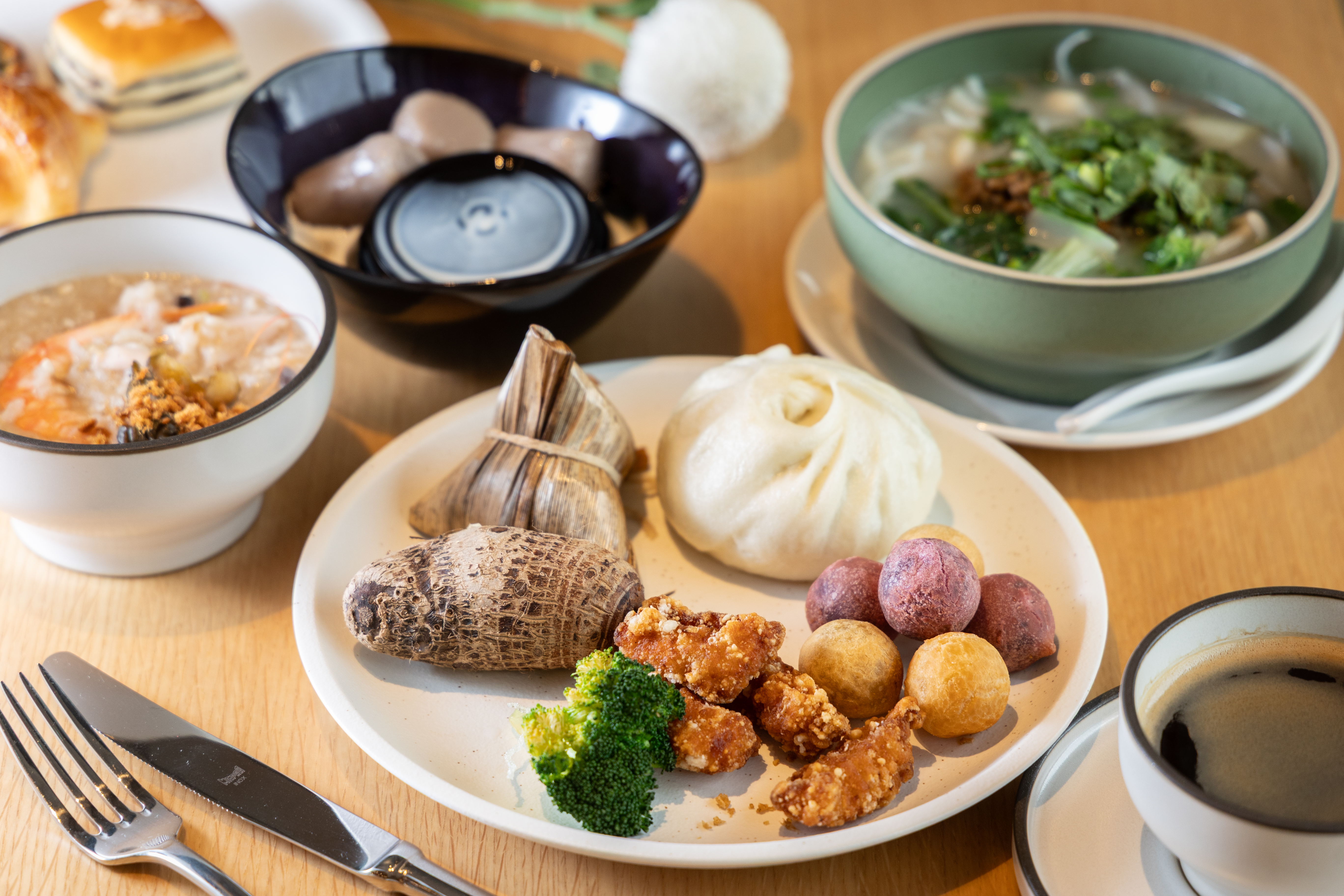 早餐提供十八王公肉粽、鴨肉麵、金山芋頭香菇肉粥、芋圓王與山水仙草布丁，一次品嘗北海岸的在地美味。