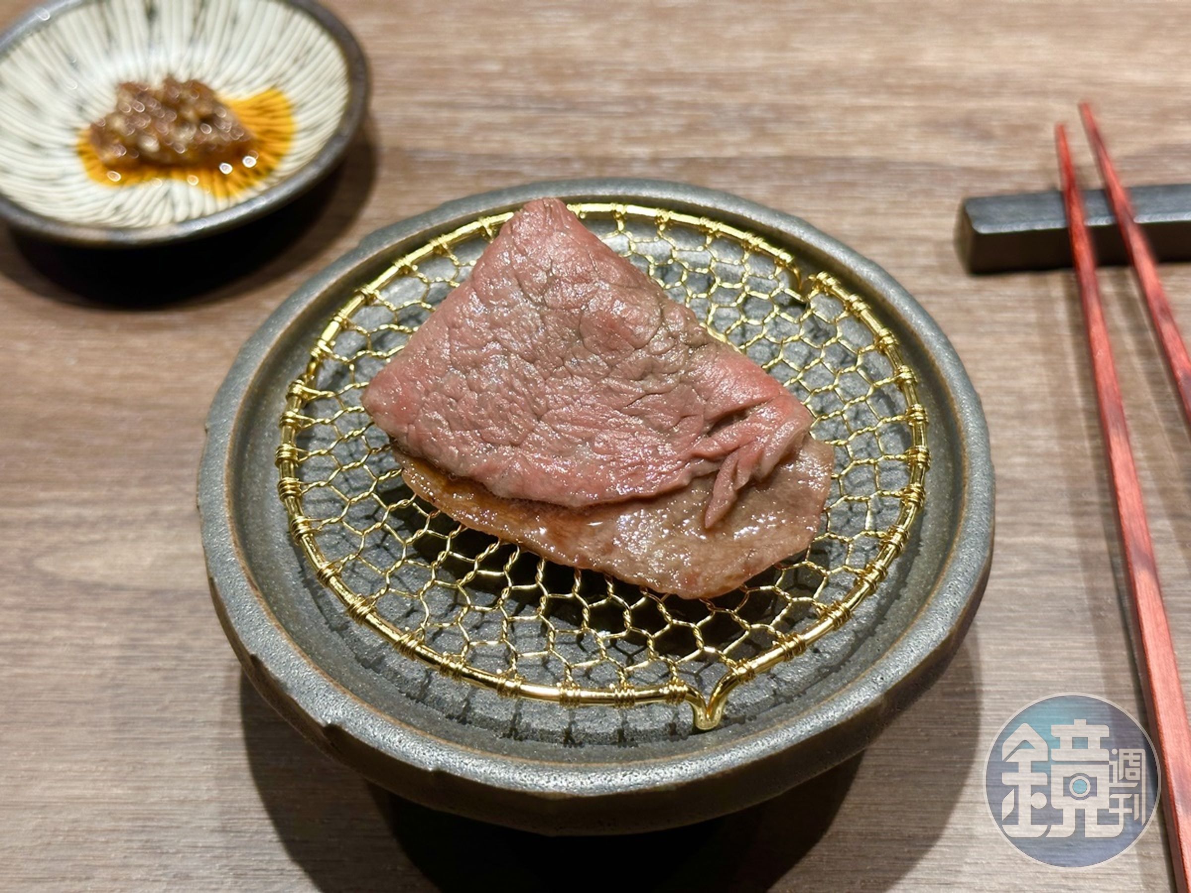 「後腿/七味醬」肉味濃厚甜嫩,沾醬吃多了花椒香氣。