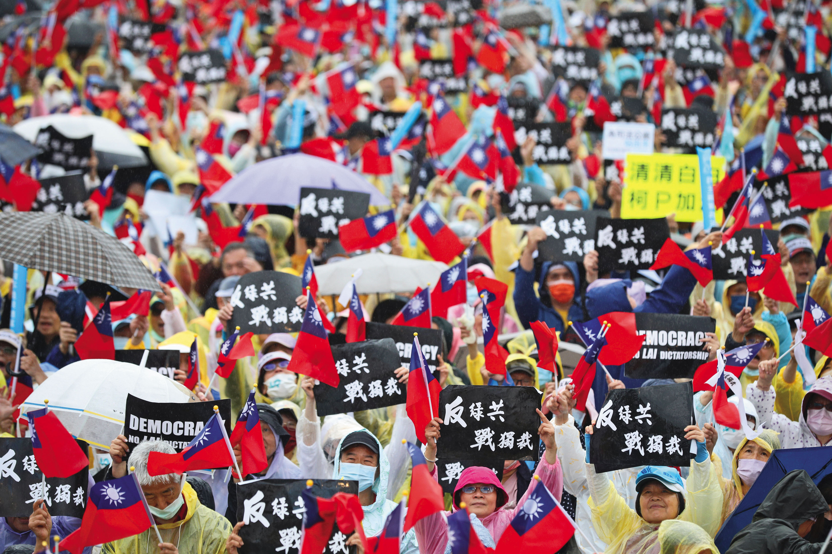 國民黨426發起「反綠共戰獨裁」活動，吸引5萬人上凱道。（鏡報新聞網）