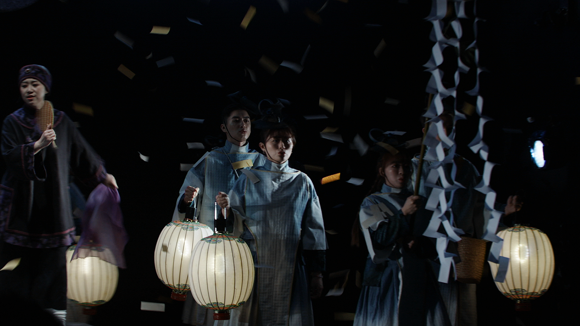 曾慧誠以新穎的方式呈現古老的牽亡歌陣,讓觀眾耳目一新。 (躍演提供,Jeff Yu攝影)
