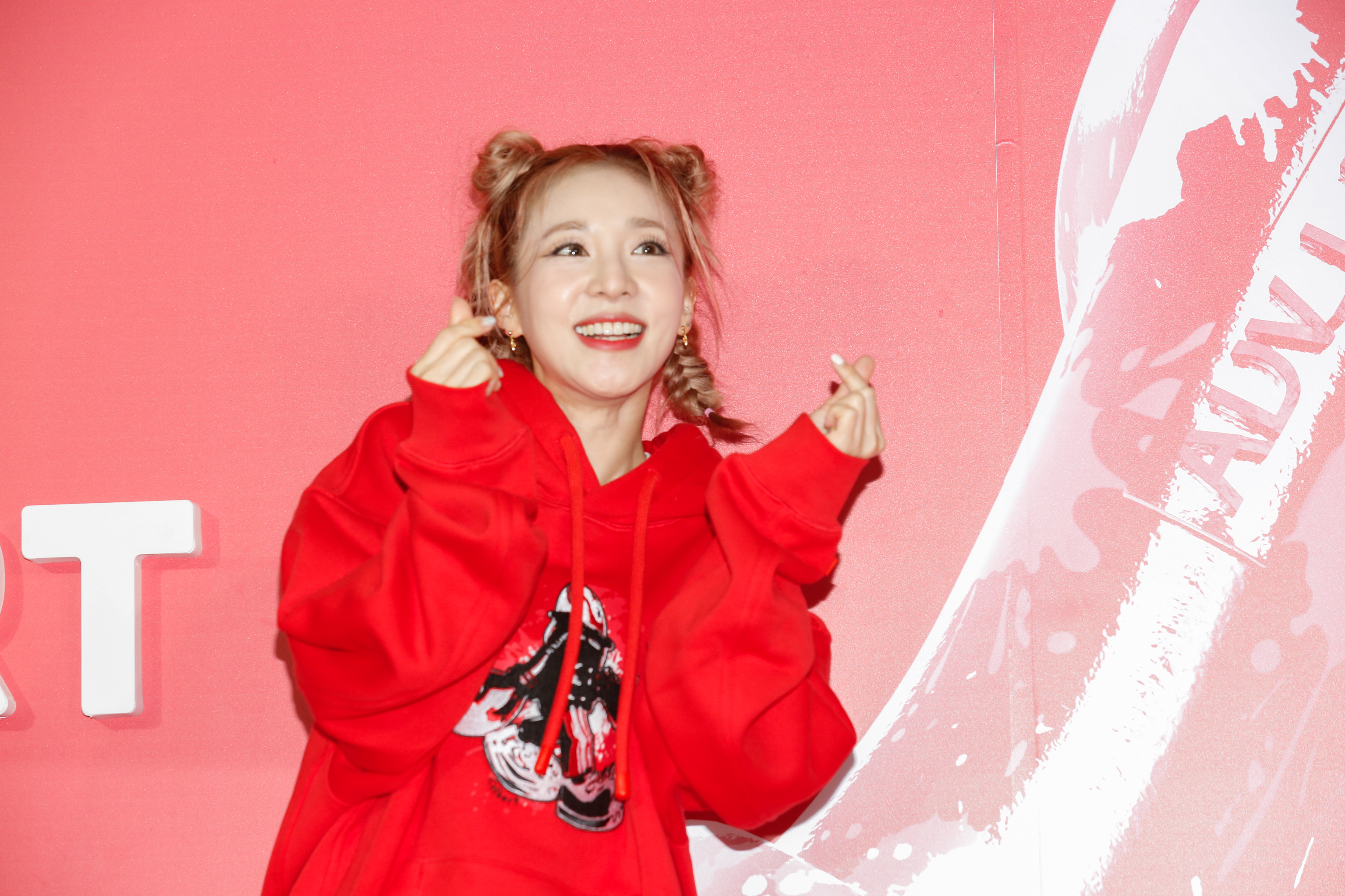 Dara親和力十足，穿著的聯名系列紅色連帽衛衣讓她看起來充滿朝氣。