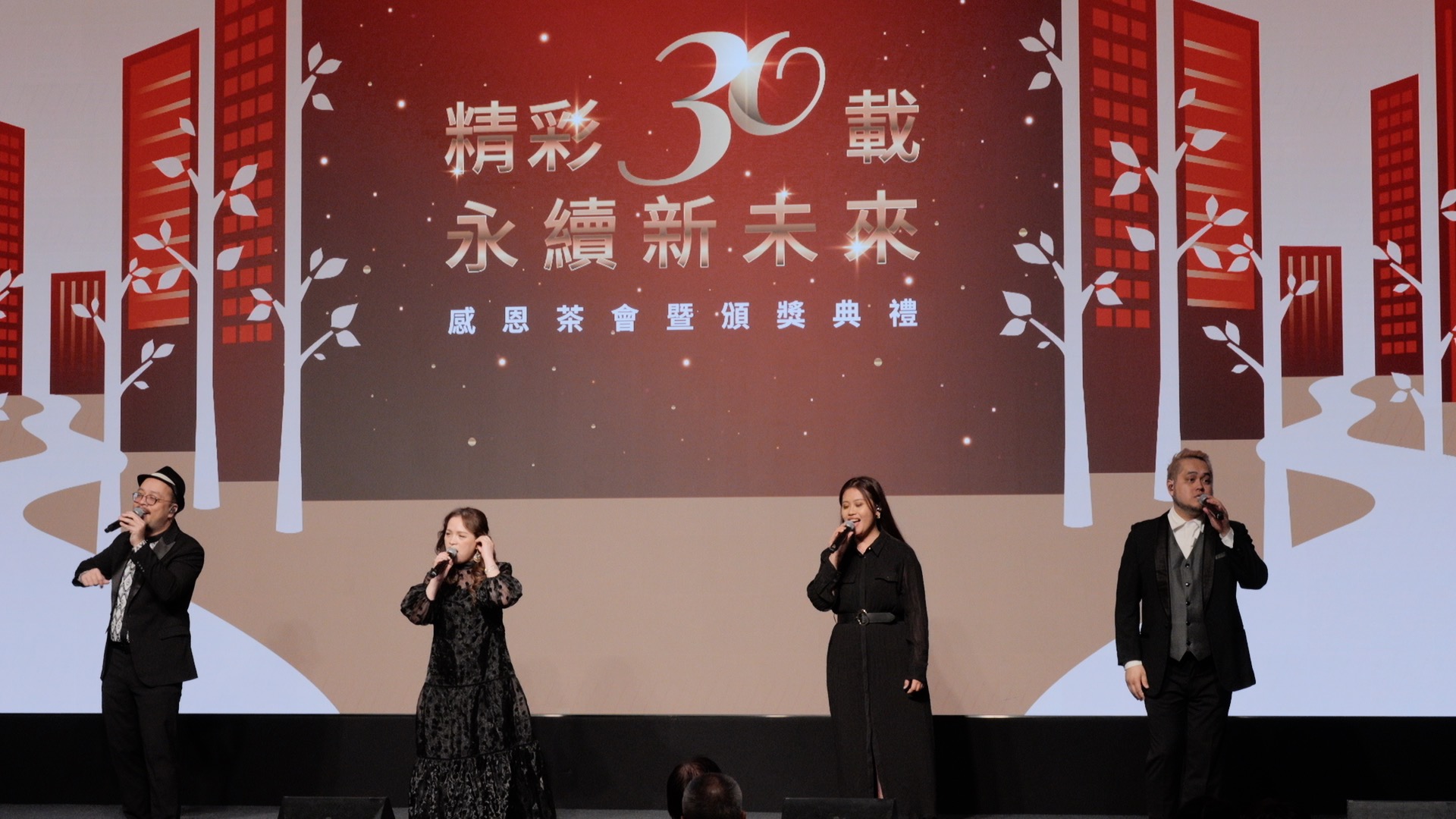 歐開合唱團O-Kai Singers帶來阿卡貝拉無伴奏的演唱,重新詮釋經典老歌《春風吻上了我的臉》、《橄欖樹》、《我的心裡只有你沒有他》,為30週年獻上最美好的祝福。