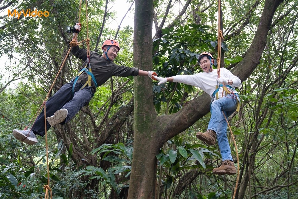 蔡昌憲挑戰攀樹體驗。（MyVideo提供）