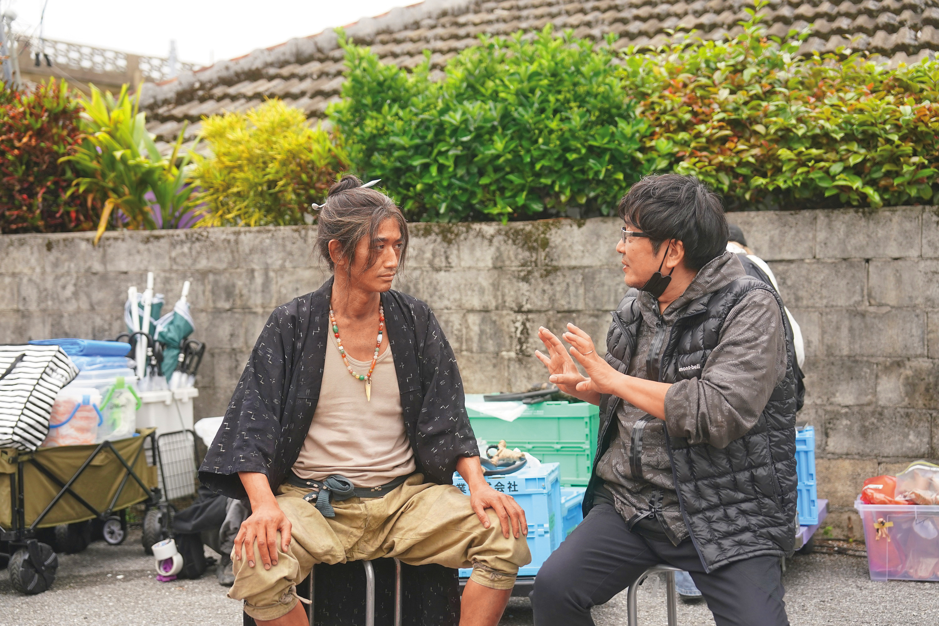 永山瑛太(左)在《寶島》飾演戰果撈客的首領,大友啟史(右)為了讓角色更立體,多次修改劇本,在現場也積極與他溝通。(東映提供)