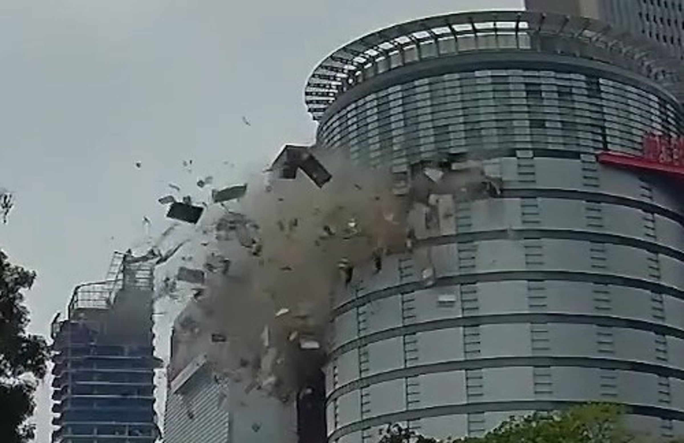 台中新光三越百貨今(13日)上午,不明原因發生氣爆,釀4死20輕重傷。(民眾提供)