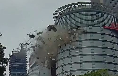 台中新光三越百貨今（13日）上午，不明原因發生氣爆，釀4死20輕重傷。（民眾提供）