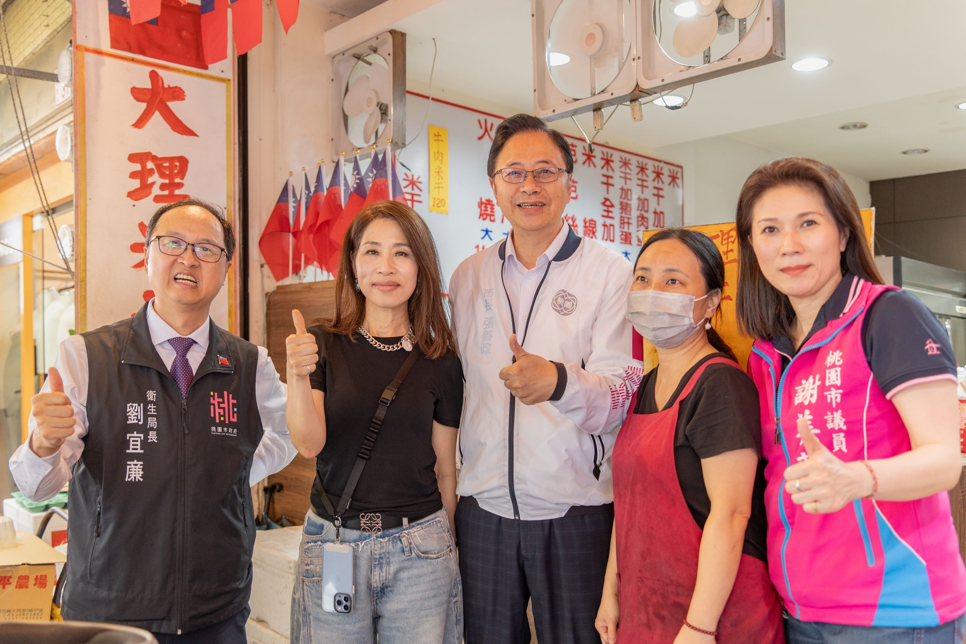 張善政用行動力挺桃園的米干店家。（桃園市政府提供）