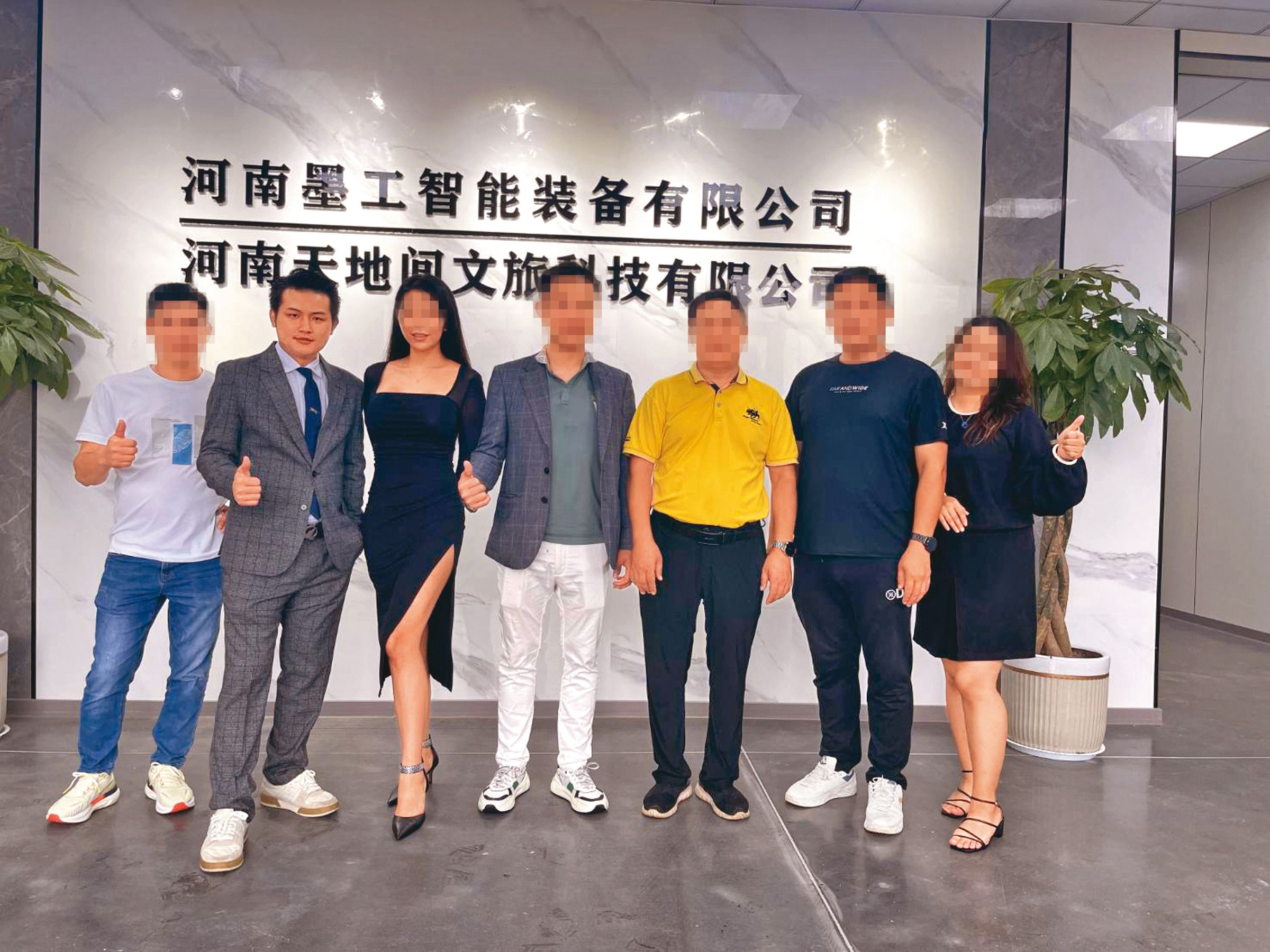 梁軒安（左二）聲稱四處都有投資項目，卻常爆出欠債不還。（讀者提供）