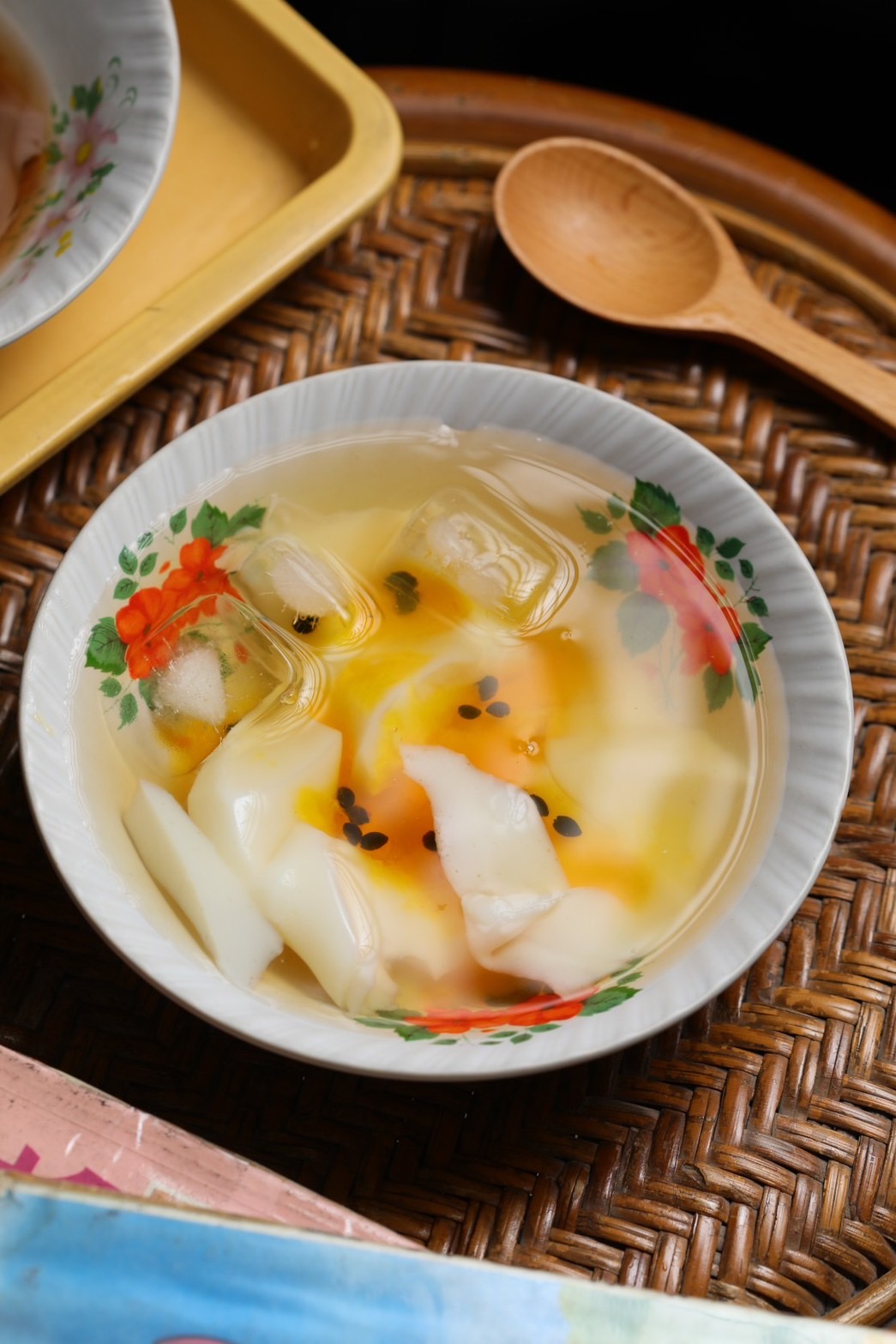 傳統豆花系列的「百香果豆花」，吃起來酸酸甜甜，是飯前開胃、餐後解膩的良品。（15元／小份）