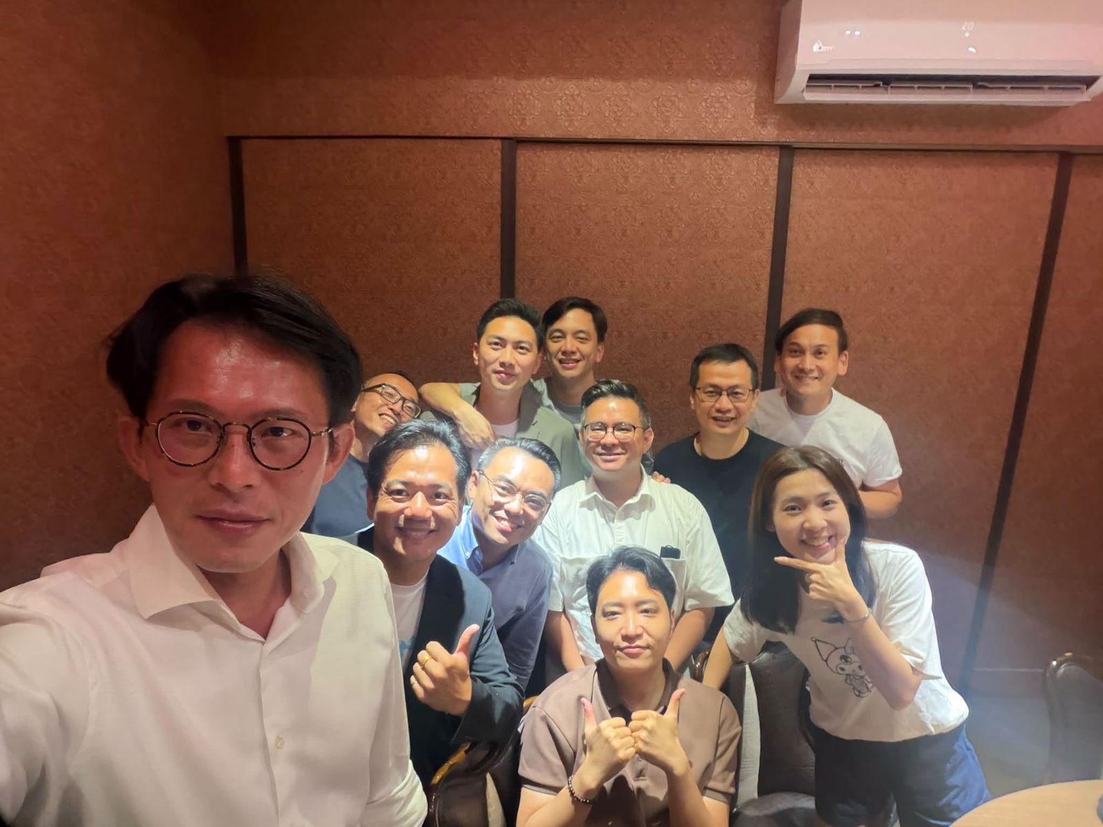 另類藍白合? 黃國昌曬照秀徐巧芯等8藍委同桌「幫邱臣遠加油」