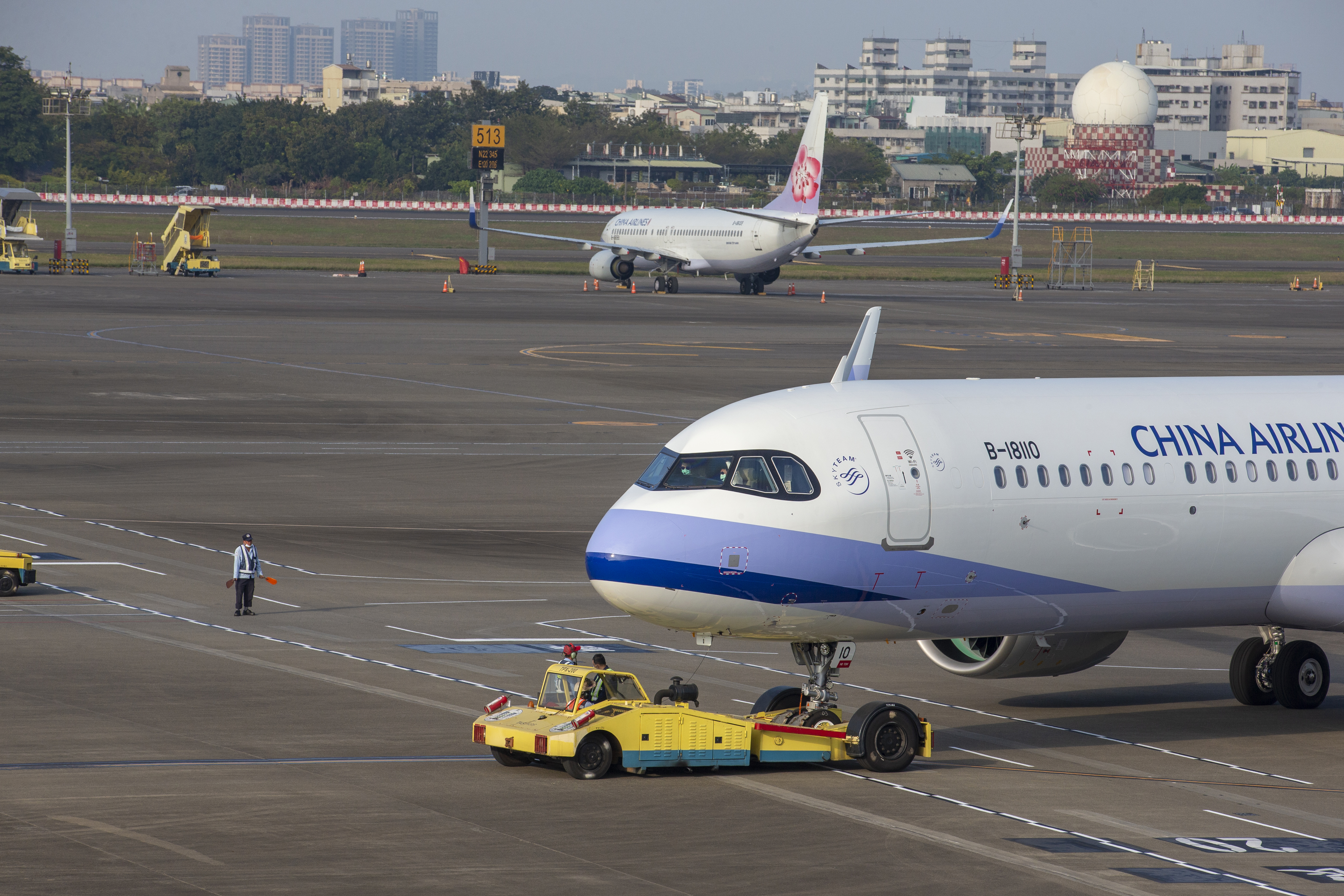 中華航空拍板2025年終獎金,發放平均9.7個月底薪,加上每年固定領的第13個月全薪,預計2月農曆春節前入袋。(本刊資料照)