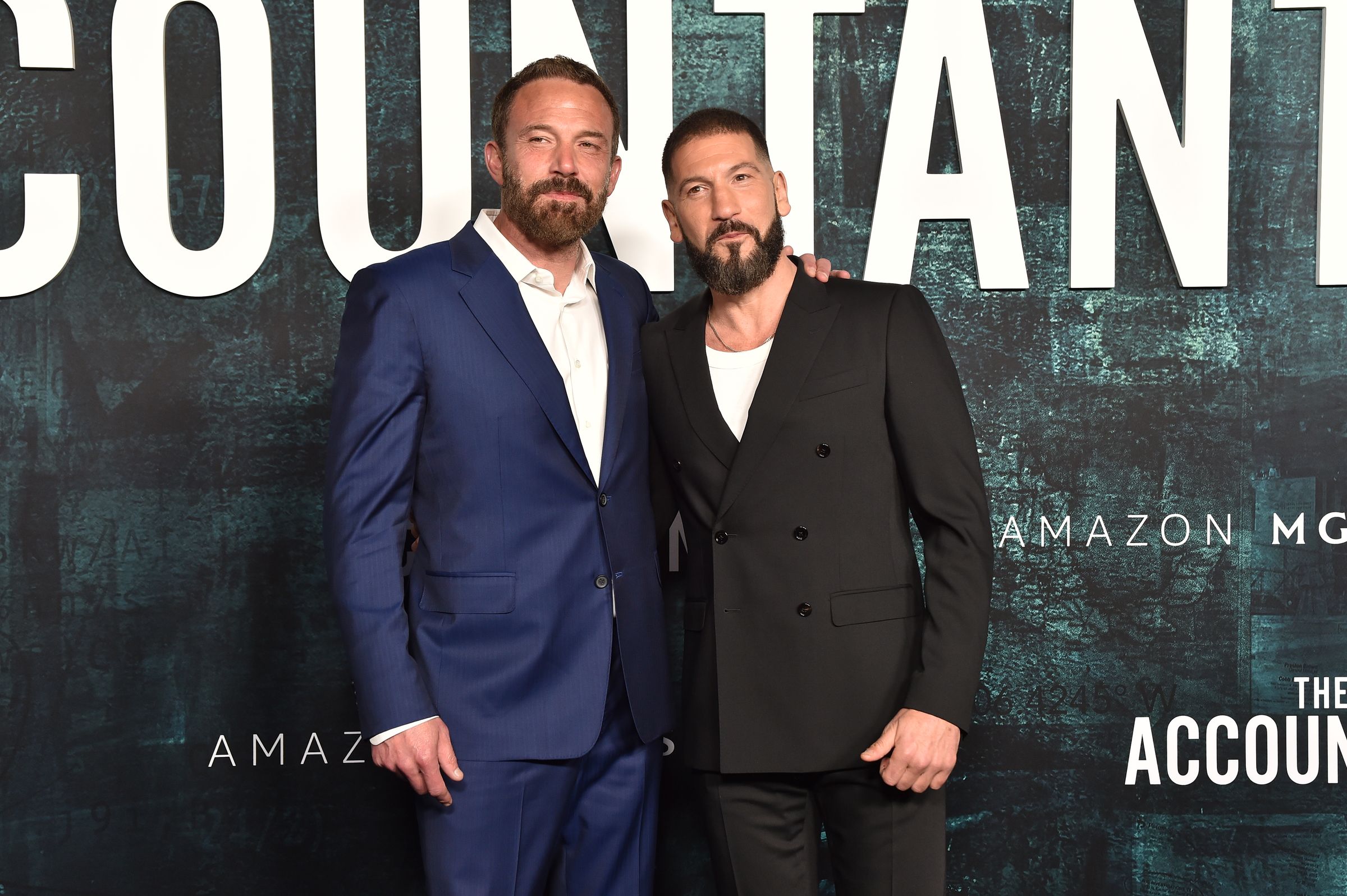 班艾佛列克（左）與強柏恩瑟（右）出席《會計師2》洛杉磯首映。（東方IC）