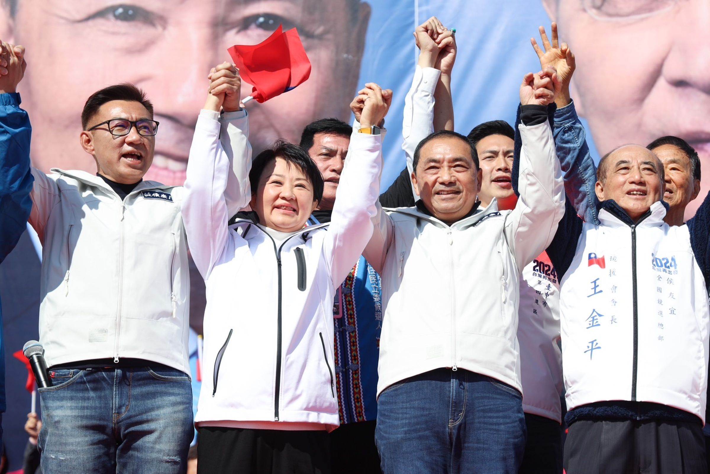 國民黨今(24)日上午在台中烏日高鐵前廣場舉辦「侯康後援會中台灣誓師大會」,台中市長盧秀燕力挺侯友宜,更以藍營一姐魅力號召中台灣5縣市支持者大集結。(台中市政府提供)