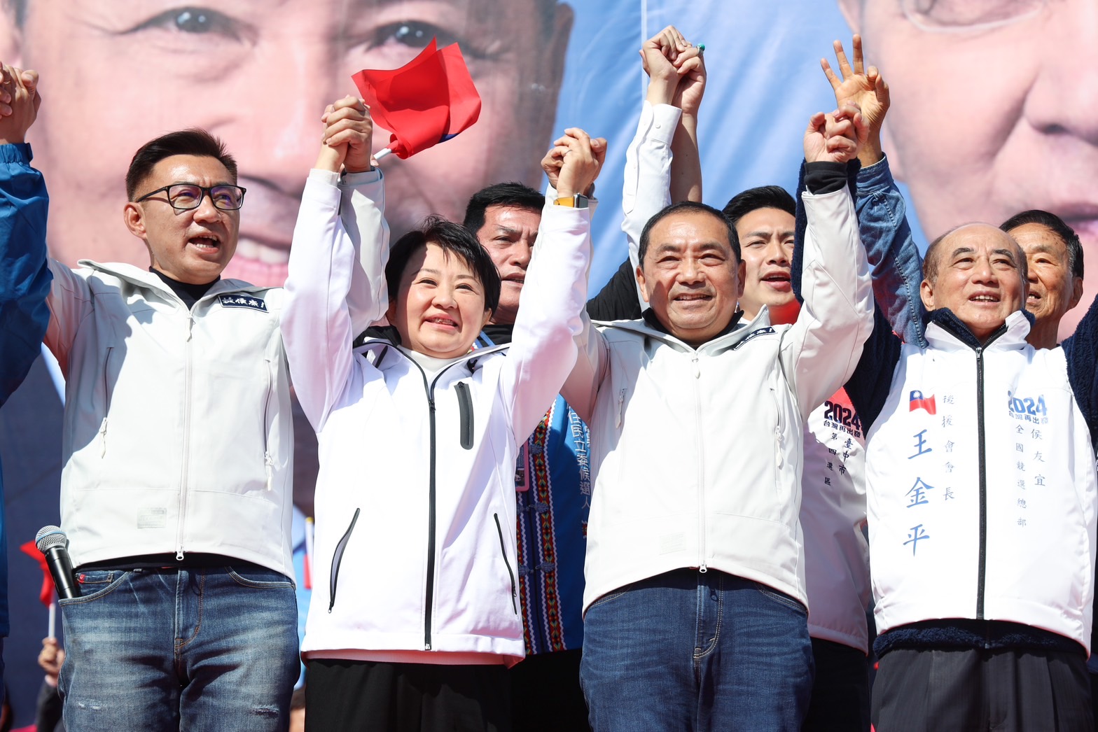 國民黨今（24）日上午在台中烏日高鐵前廣場舉辦「侯康後援會中台灣誓師大會」，台中市長盧秀燕力挺侯友宜，更以藍營一姐魅力號召中台灣5縣市支持者大集結。（台中市政府提供）