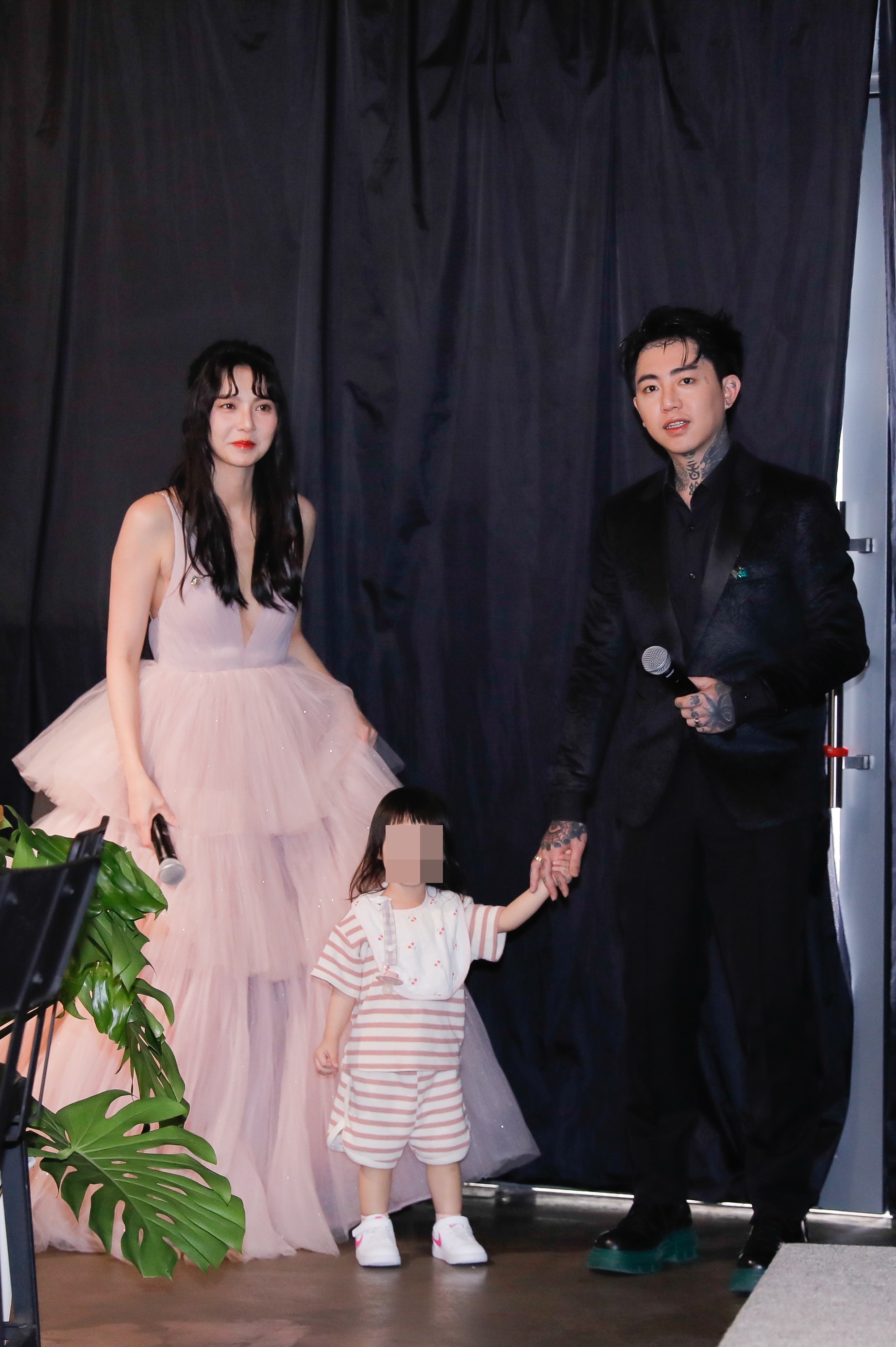 謝和弦將新專輯當作女兒的生日禮物,寄託著對女兒的深情,他笑稱:「想說的話都寫在歌裡,希望她們能永遠珍藏。」