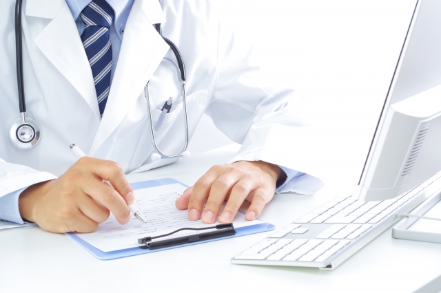 PTT論壇網友分享「波蘭醫師通報系統」，900人名單遍及北中南大醫院。（示意圖，photoAC）