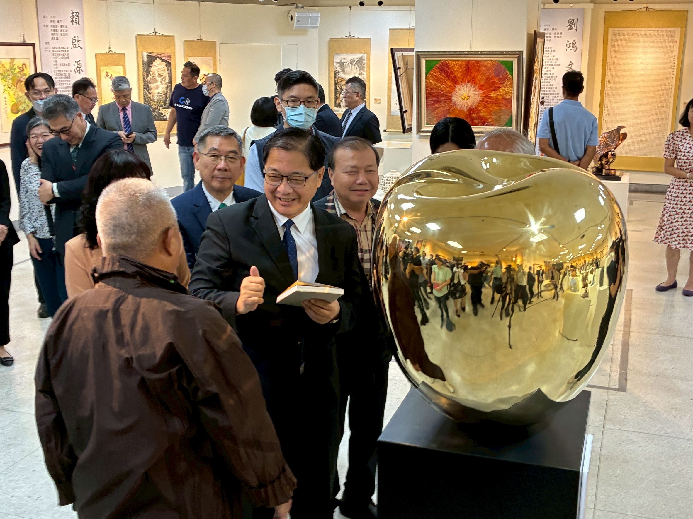 法務部長鄭銘謙對這次的蘋果具象銅雕造型頗為讚賞。（更生保護會提供）