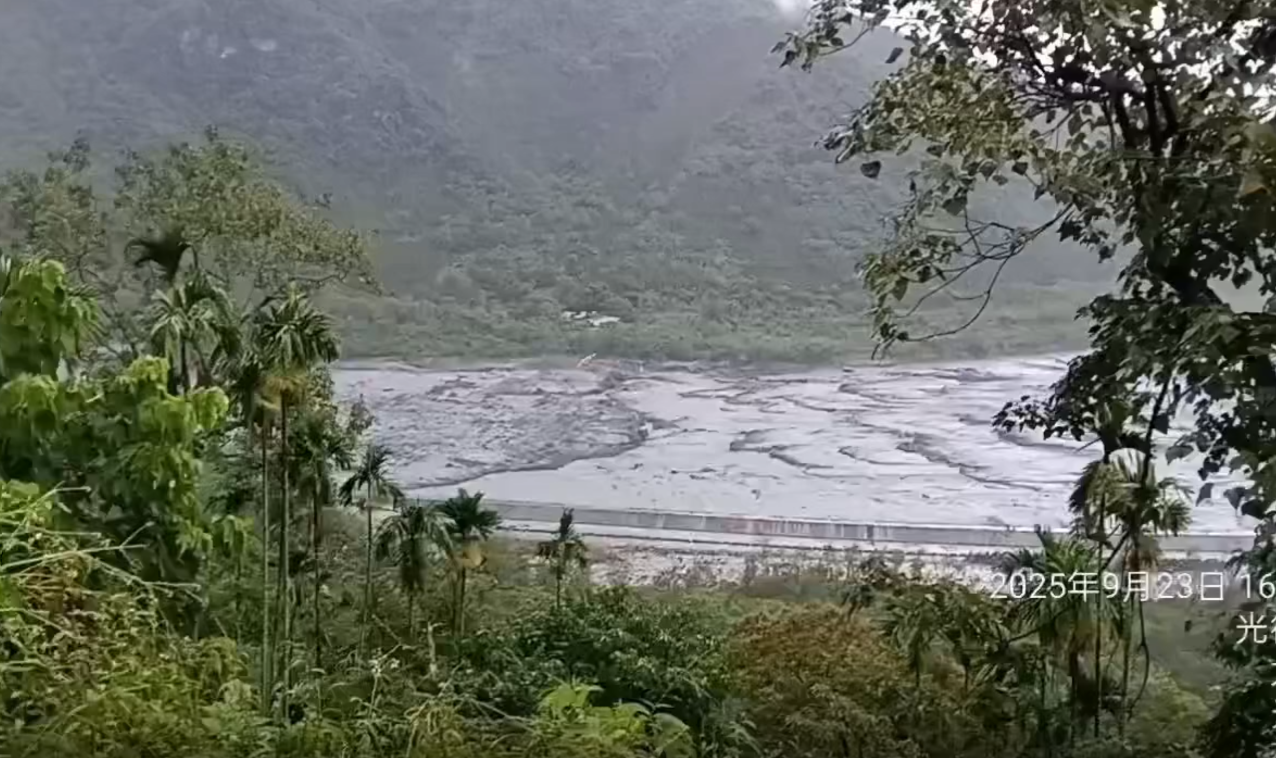 花蓮馬太鞍溪堰塞湖溢流，洪水沖斷溪橋並灌進光復鄉，並造成多戶居民受困。（翻攝threads@llin_yun）