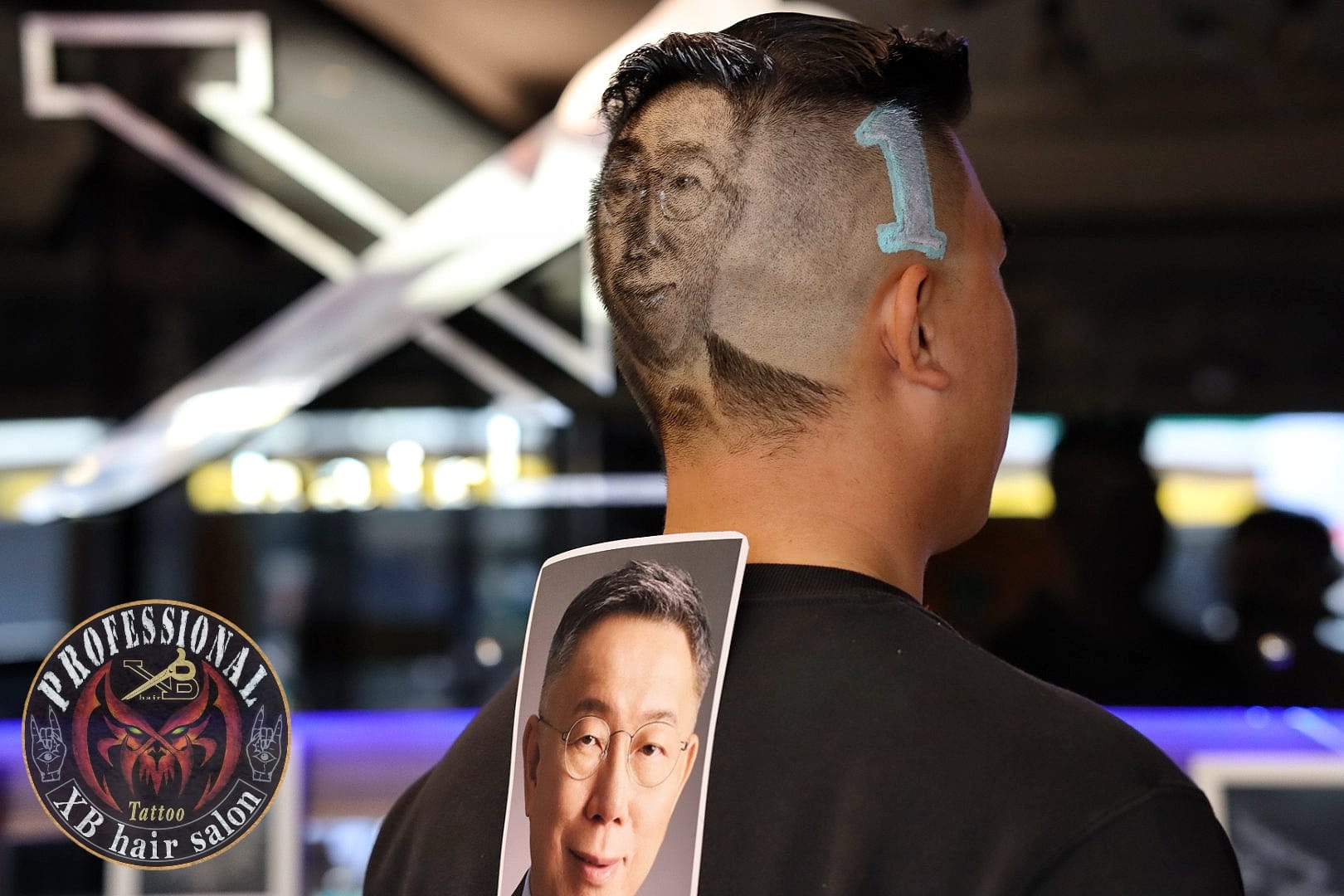 彰化一名髮型師接到顧客要求,將柯文哲的肖像刻在後腦勺。(翻攝自XB Hair Allen臉書)