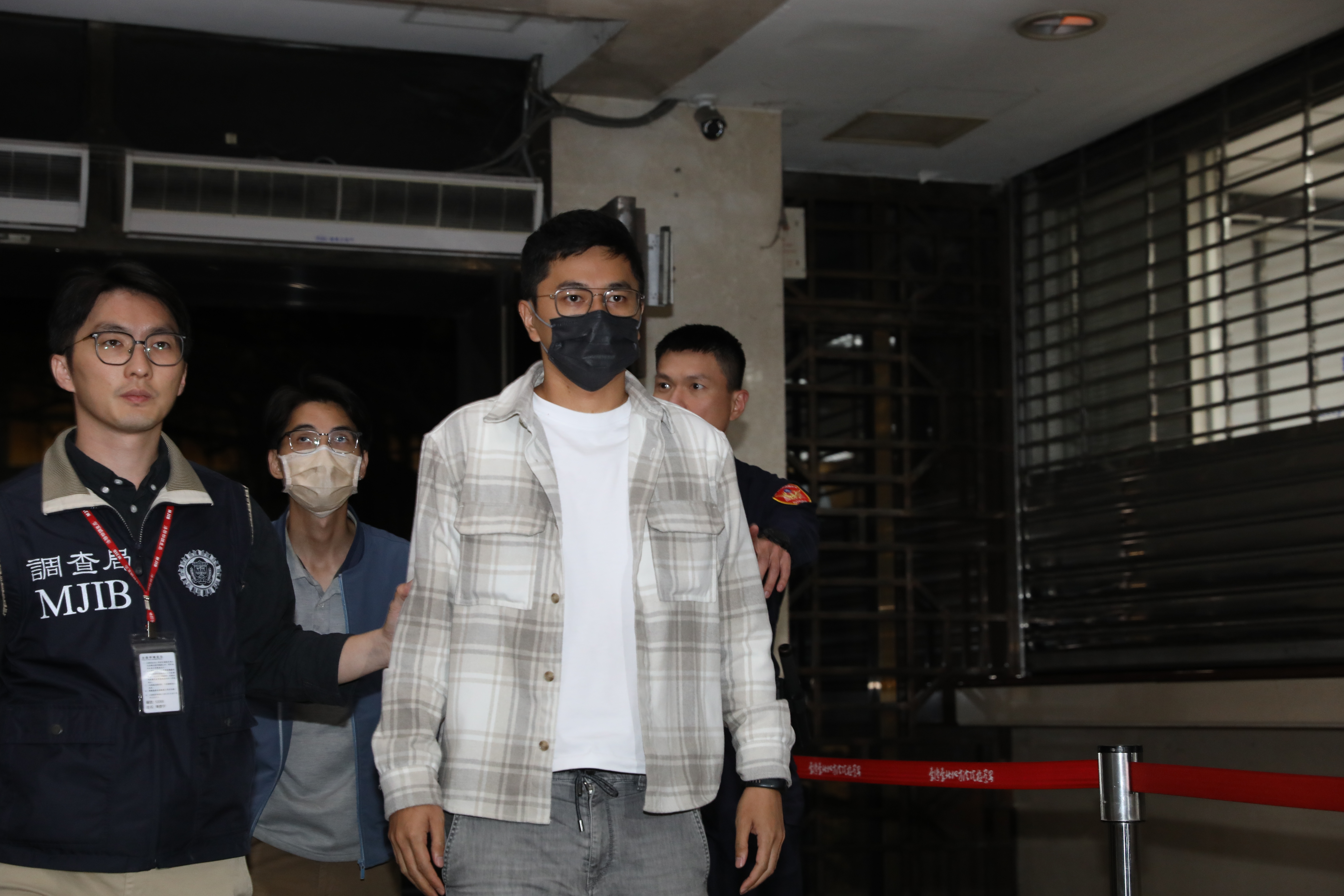 北檢諭令劉思吟、賴苡任、滿志剛50萬元交保,李孝亮、劉思吟丈夫林叡30萬元交保,陳冠安20萬元交保。