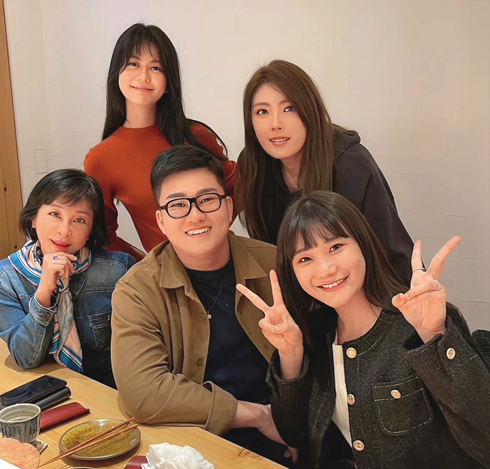 愛莉莎莎（前排右起）和Joeman、吳淡如、理科太太（後排右）、白癡公主（後排左）聚會，5人都是自媒體界的大咖。（翻攝自joeman IG）