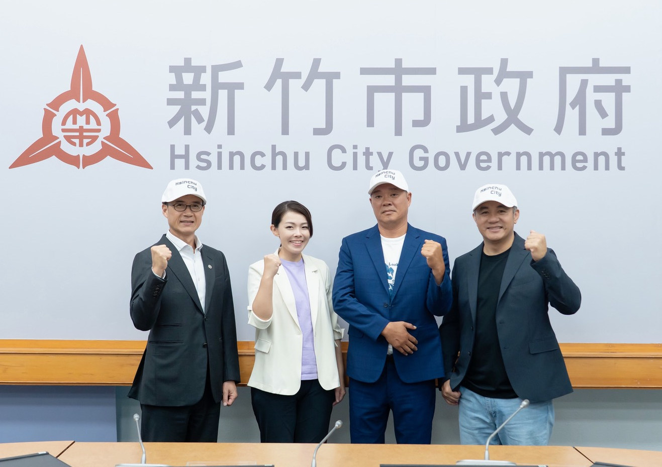 新竹市政府宣布正式籌組「新竹市城市棒球隊」，左起為副市長林琨瀚、市長高虹安、總教練陳瑞振及竹市市政顧問張泰山。（新竹市政府提供）