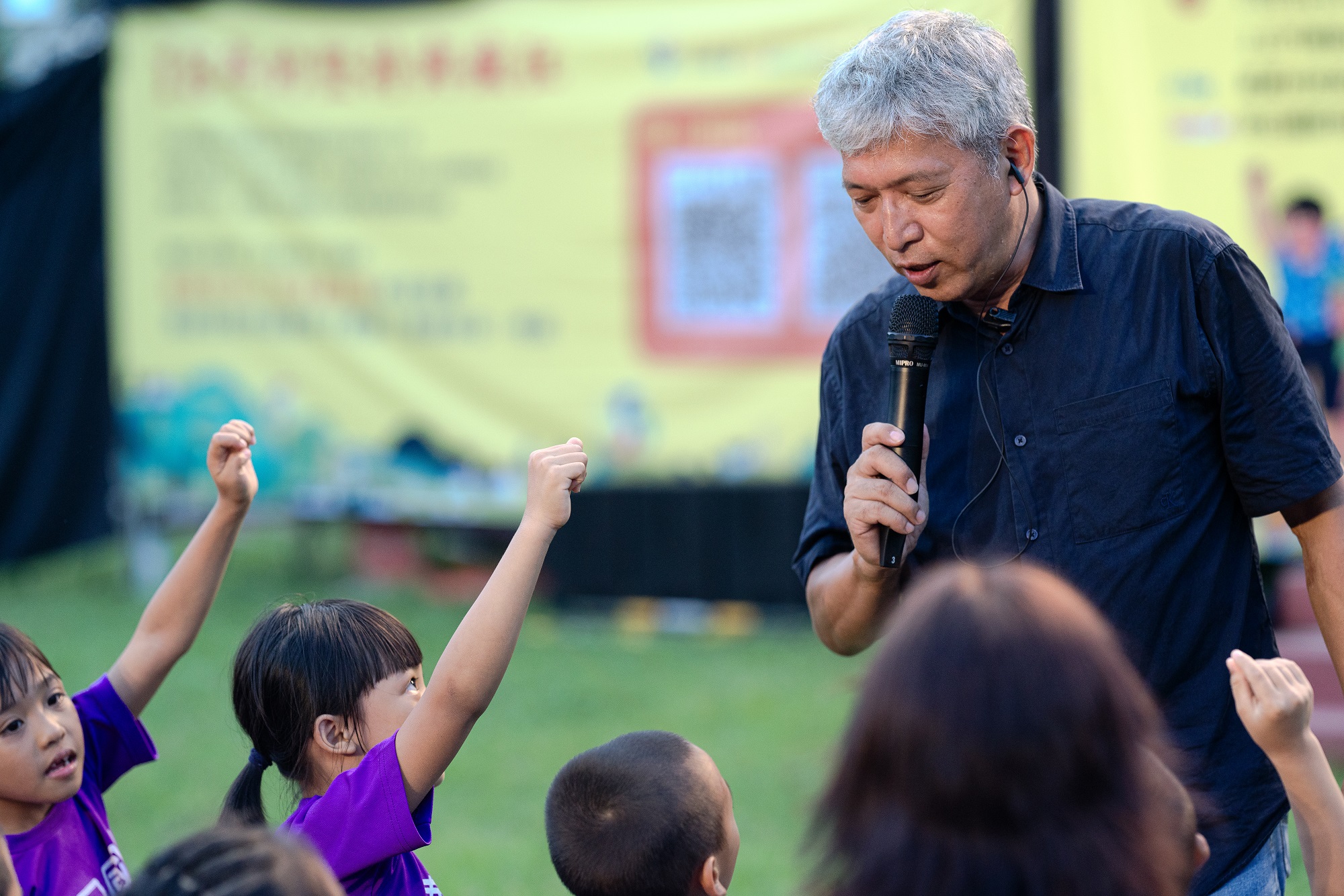 紙風車團長任建誠最享受在表演現場與孩子們互動，聽他們的笑聲。（紙風車提供）