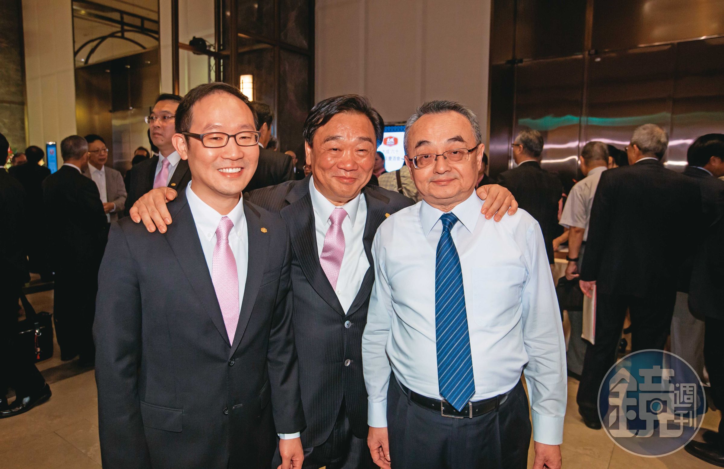 孫鐵漢（右）和韓家宸（中）有近40年的交情，2人還曾一起投資北京全聚德餐廳。