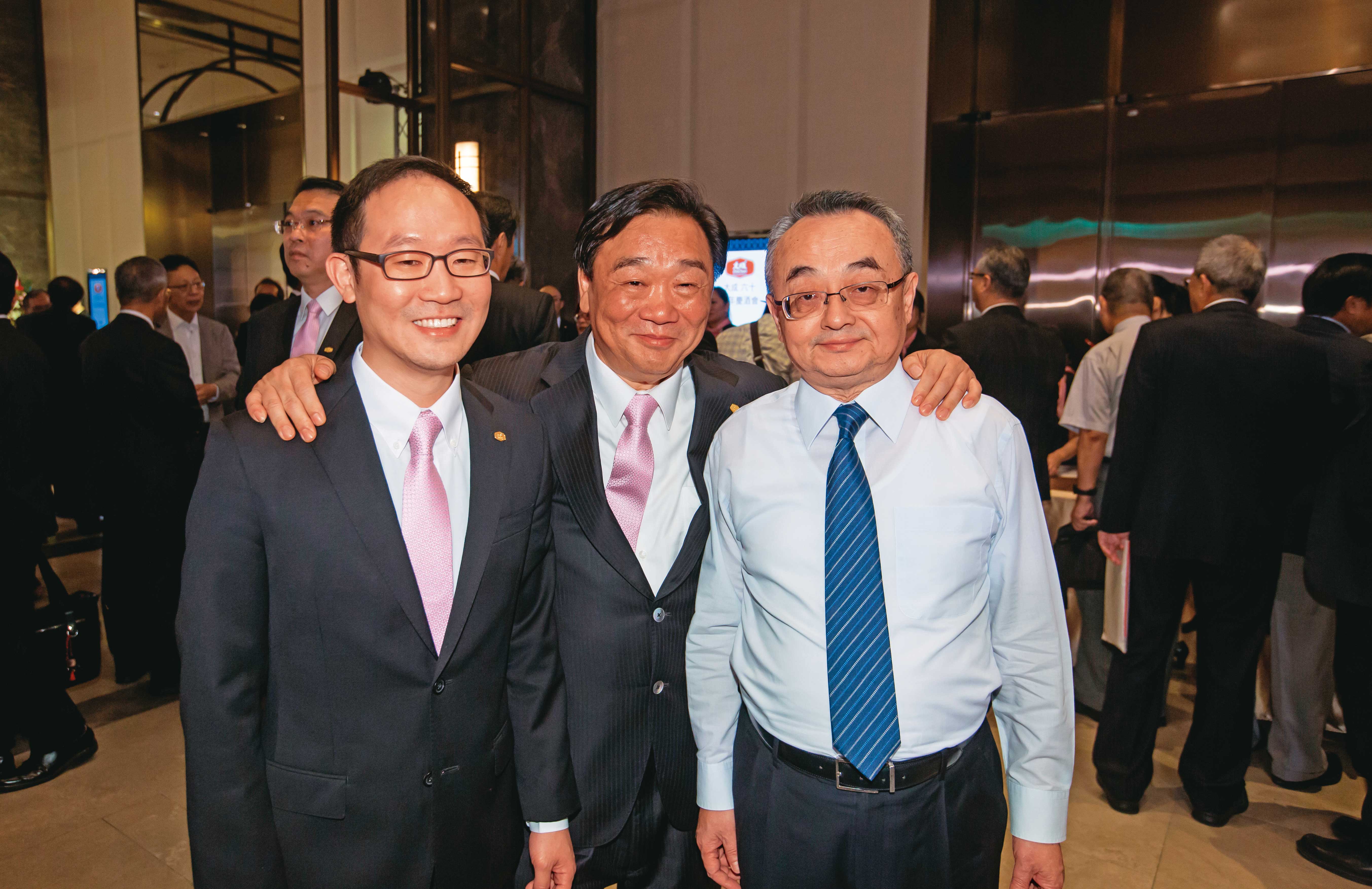 孫鐵漢（右）和韓家宸（中）有近40年的交情，2人還曾一起投資北京全聚德餐廳。