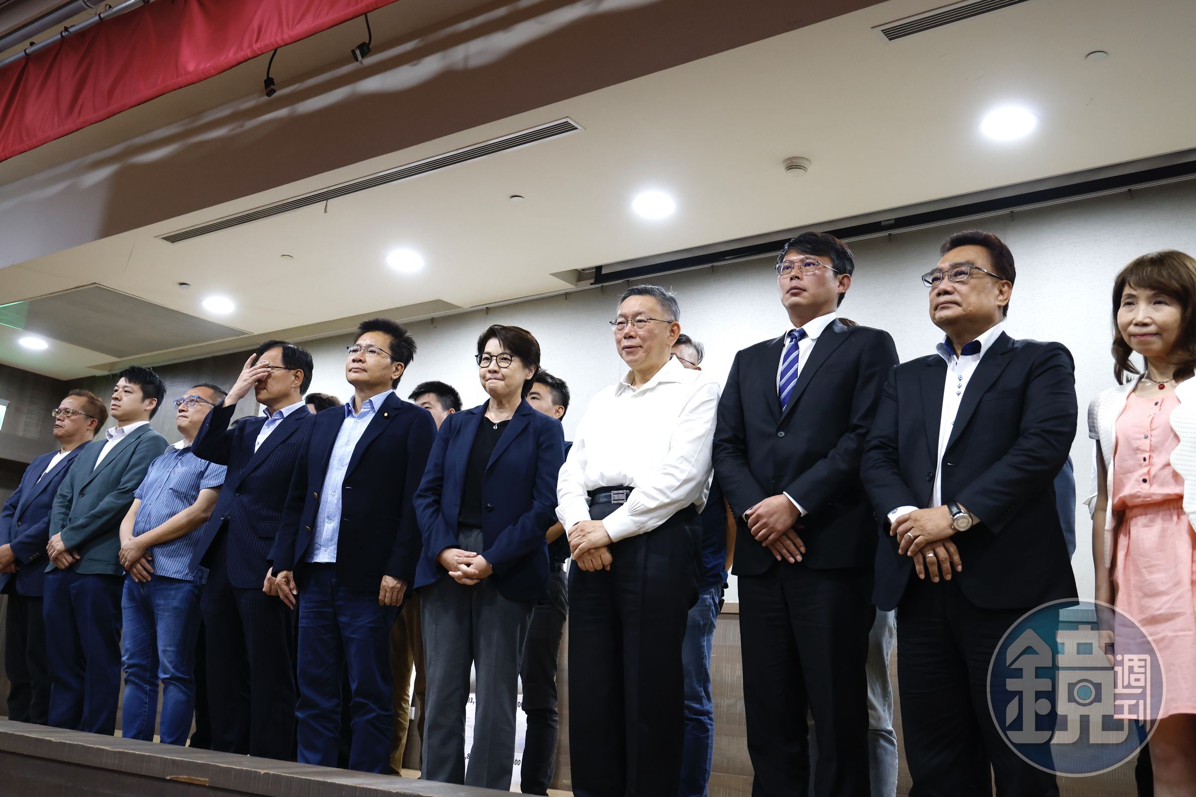 記者會最後，柯文哲、黃珊珊等人一字排開向支持者致意。