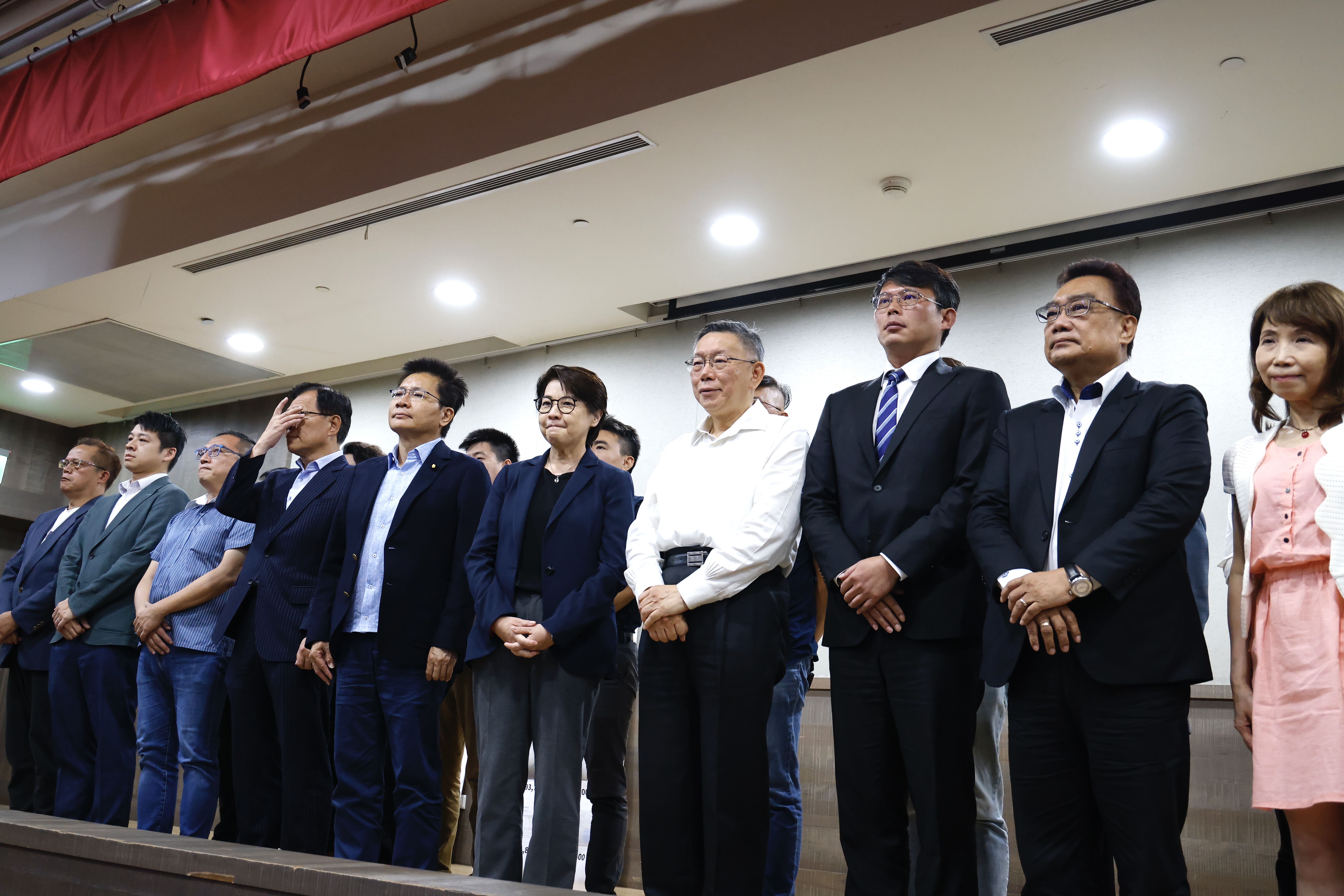 記者會最後，柯文哲、黃珊珊等人一字排開向支持者致意。
