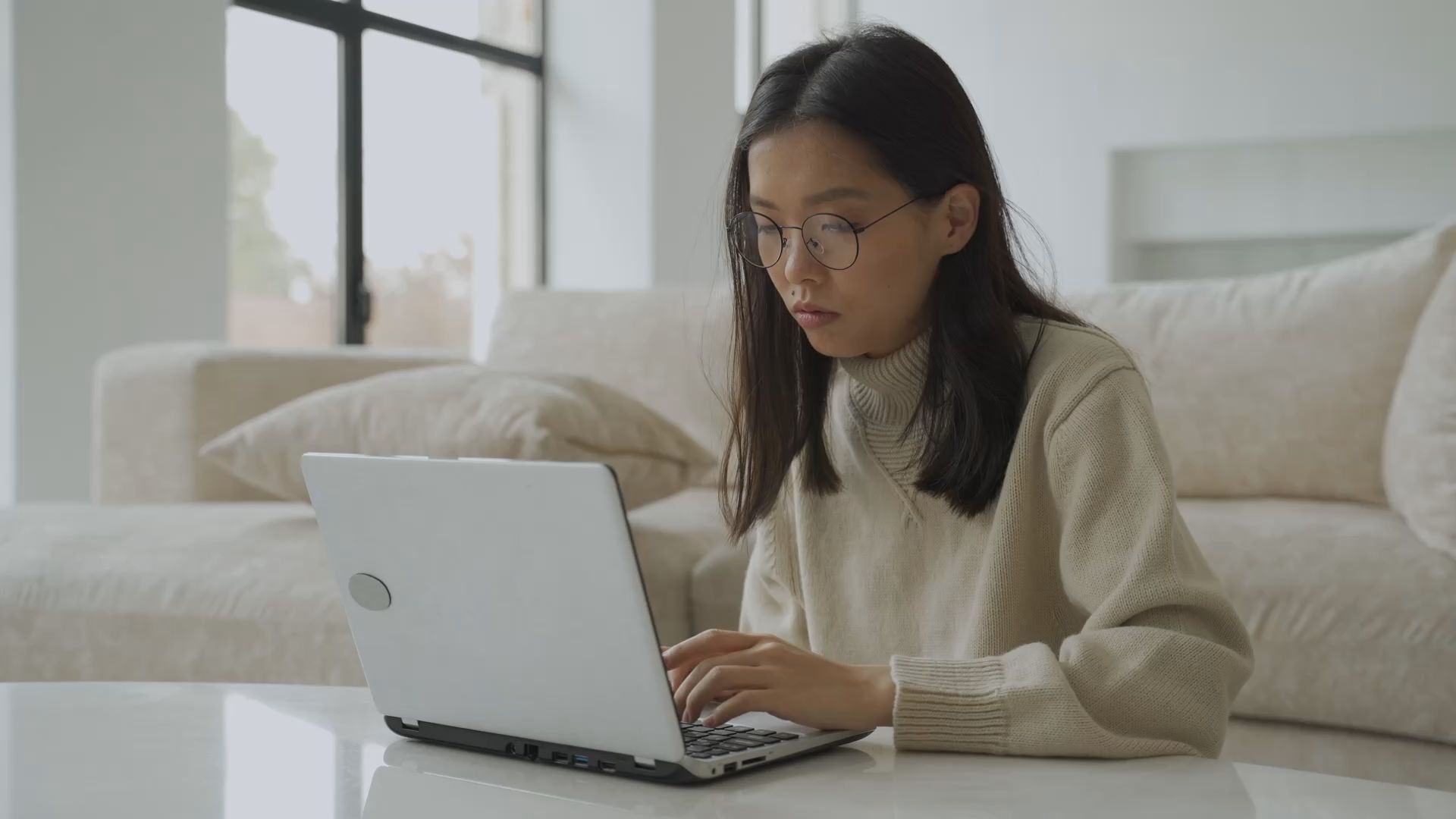 現代人生活與3C產品密不可分,重度使用者的眼睛過勞常掩蓋了真實的病變警訊,醫師提醒應定期進行眼底結構檢查。
