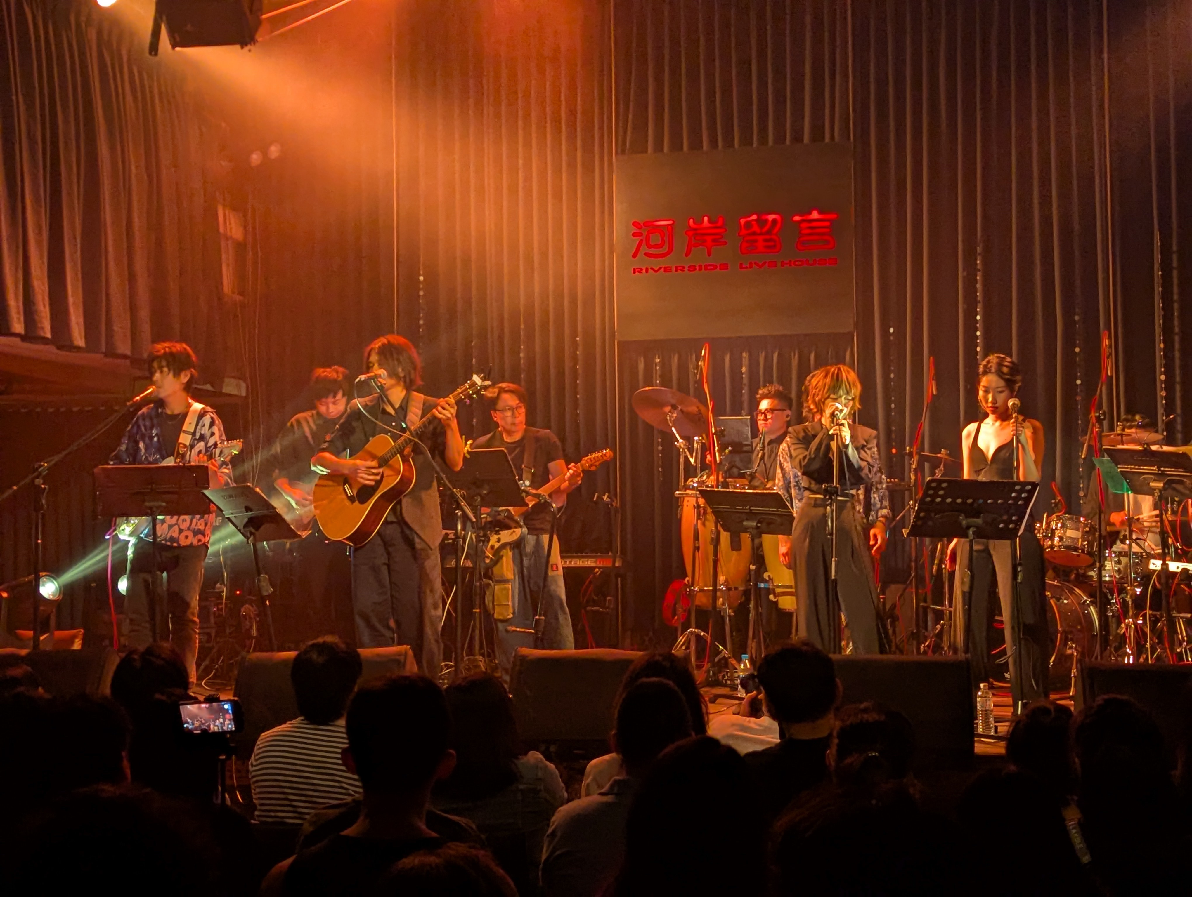 台灣15位音樂人無償參與「歲月留情Beyond　紀念家駒演唱會」，重溫搖滾樂隊的經典，也帶給許多香港觀眾獨特的感動。（丸子提供）