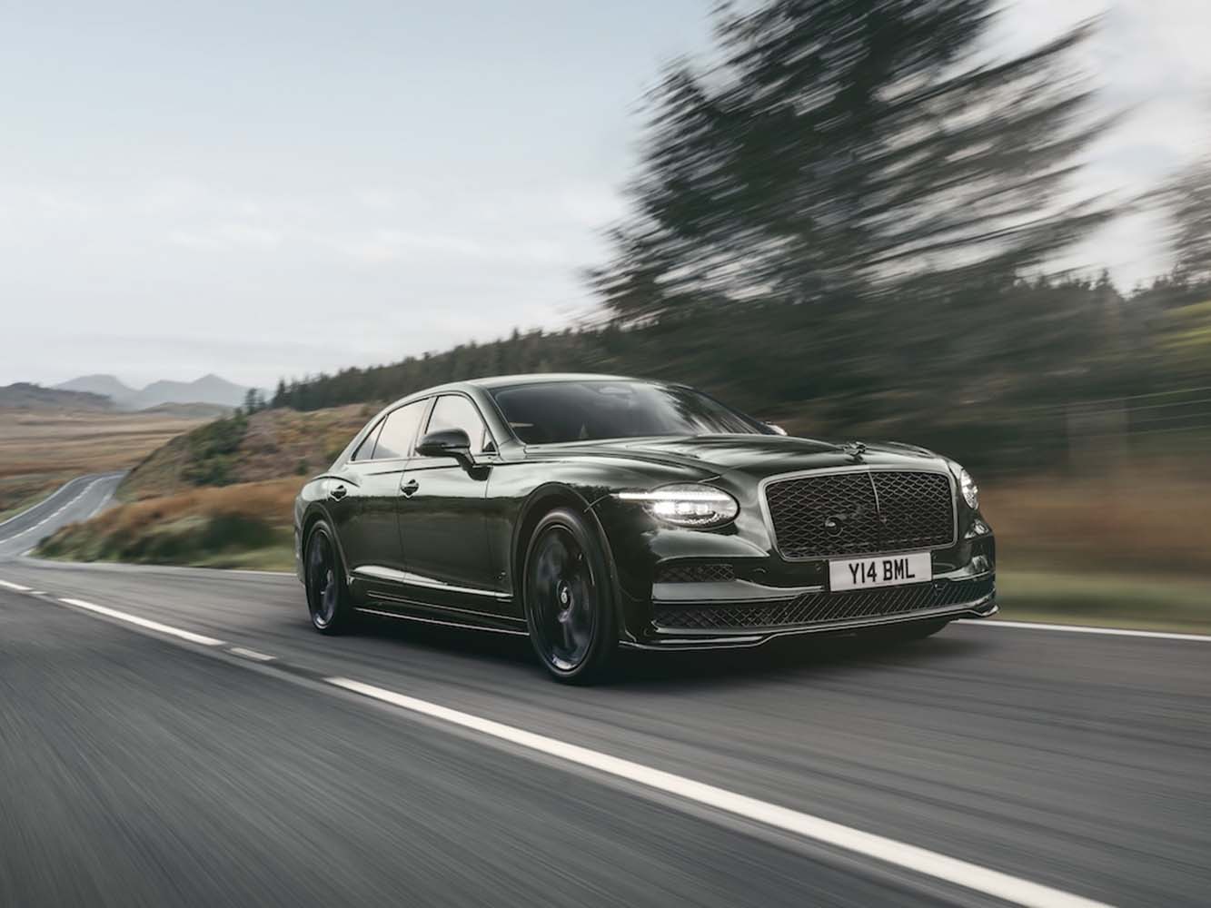 車誌/經典單圓燈回歸、V8 油電動力植入！全新世代 Bentley Flying Spur 亮相