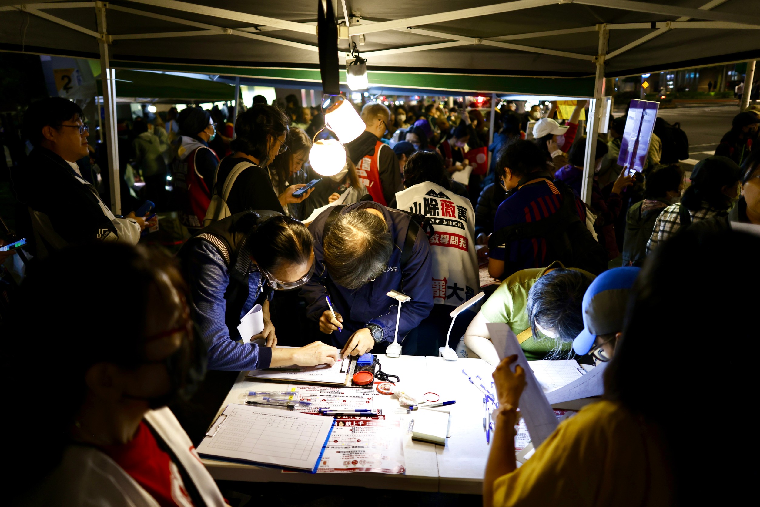 中選會強調，一階連署未過者不得偷跑二階。圖為「山除薇害」二階開跑，立刻吸引民眾排隊簽署連署。（本刊資料照）