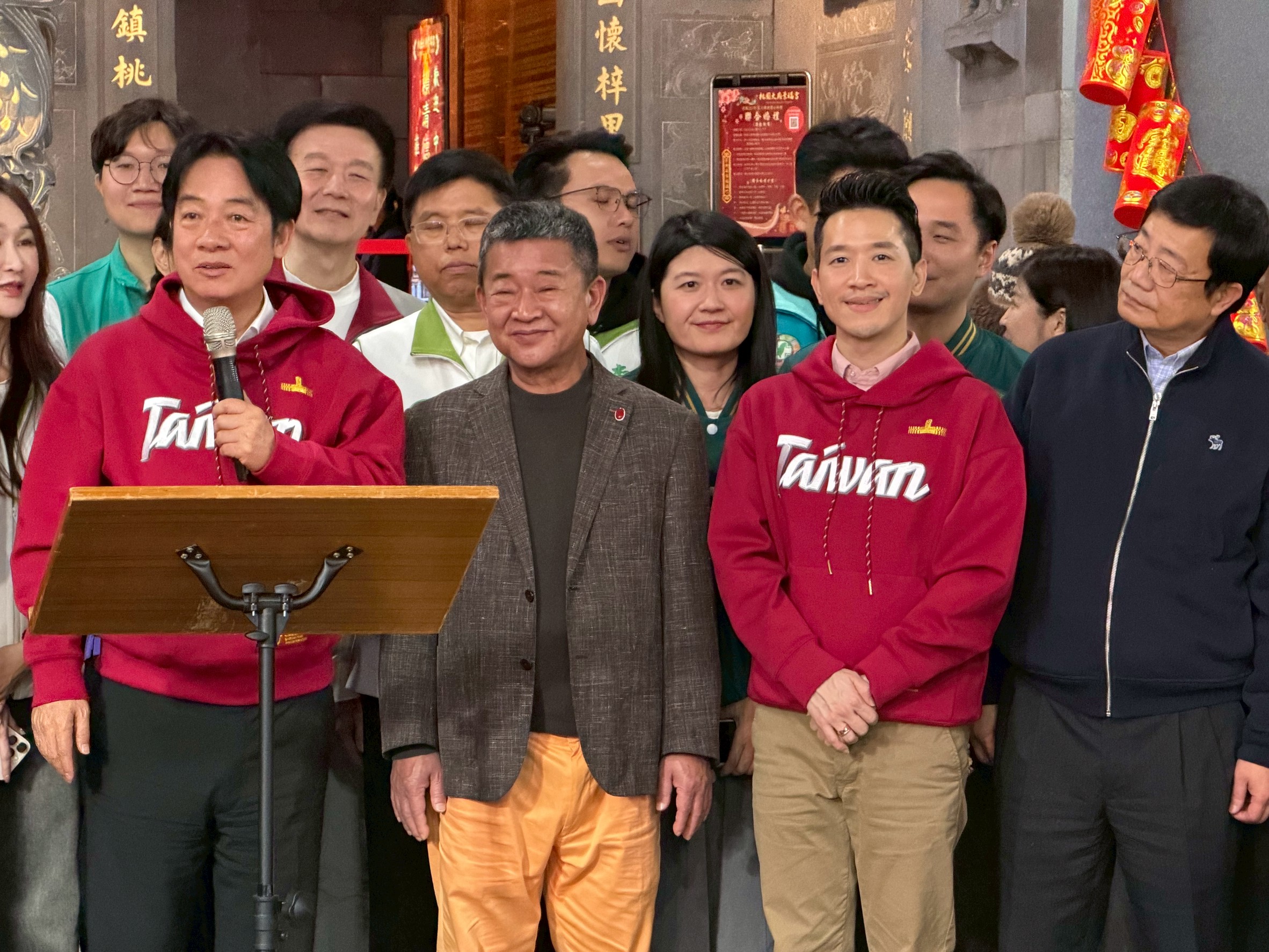 何志偉農曆春節為賴清德總統團隊與川普團隊點光明燈,今年還加入日本高市早苗首相團隊。(讀者提供)