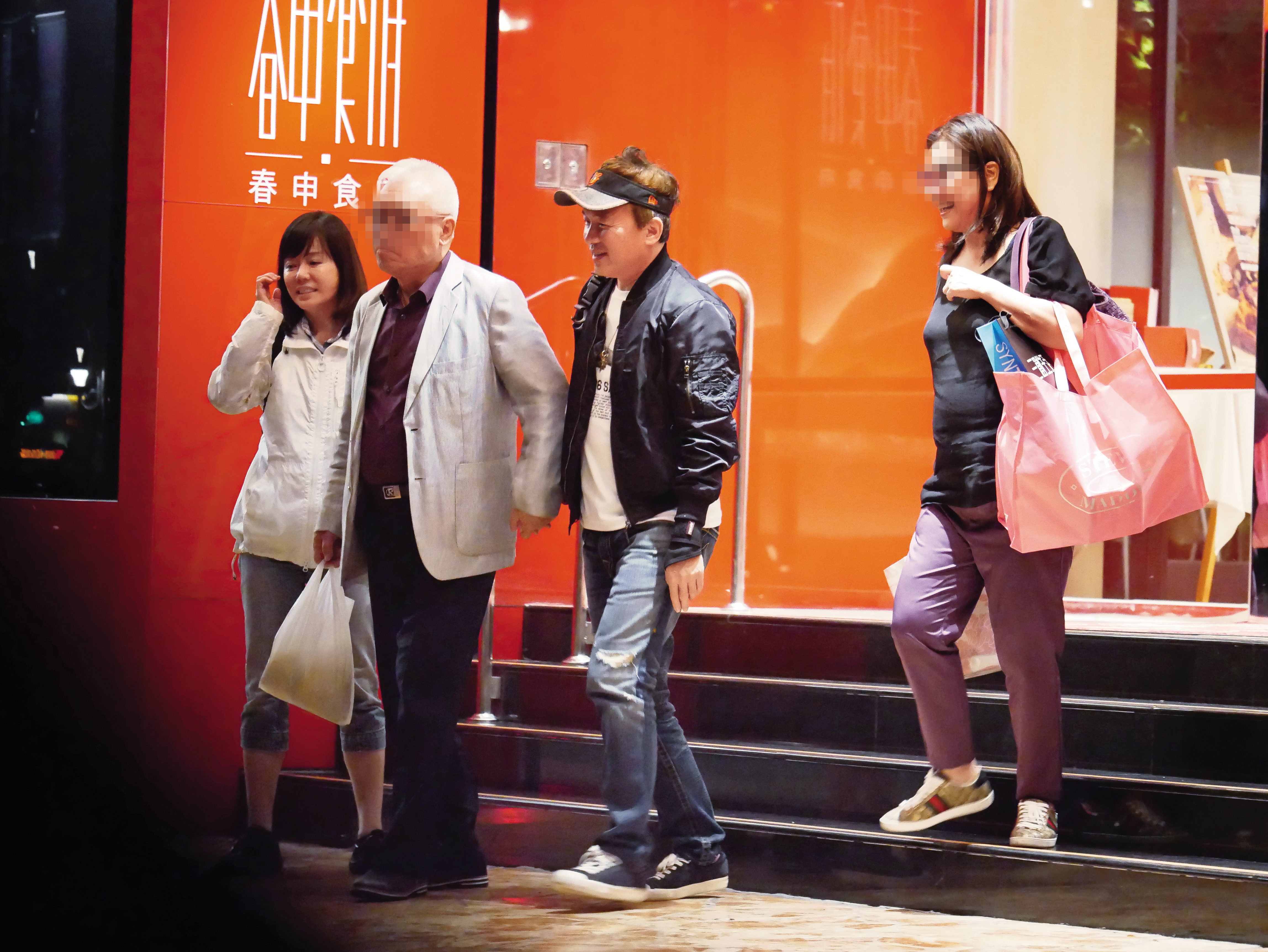 2019年，孫鵬（右2）、狄鶯（左1）和親友一起聚餐，一家人看起來頗和樂。