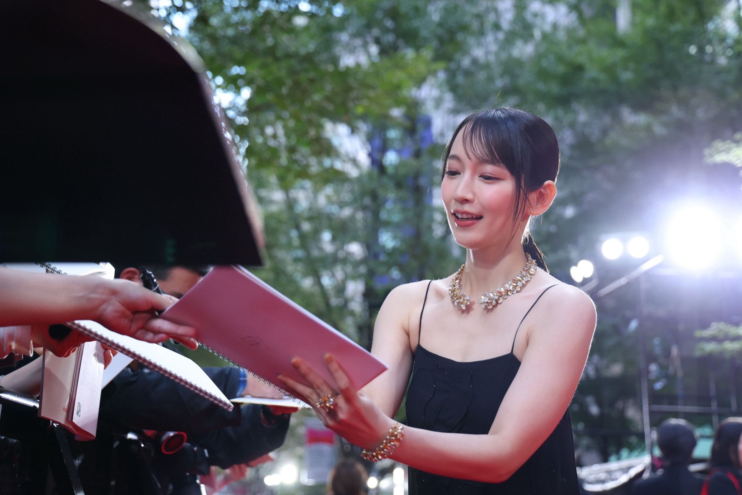 吉岡里帆不愧日本國民女神，紅毯展現超高人氣忙為粉絲簽名。（水花電影、2025TIFF提供）