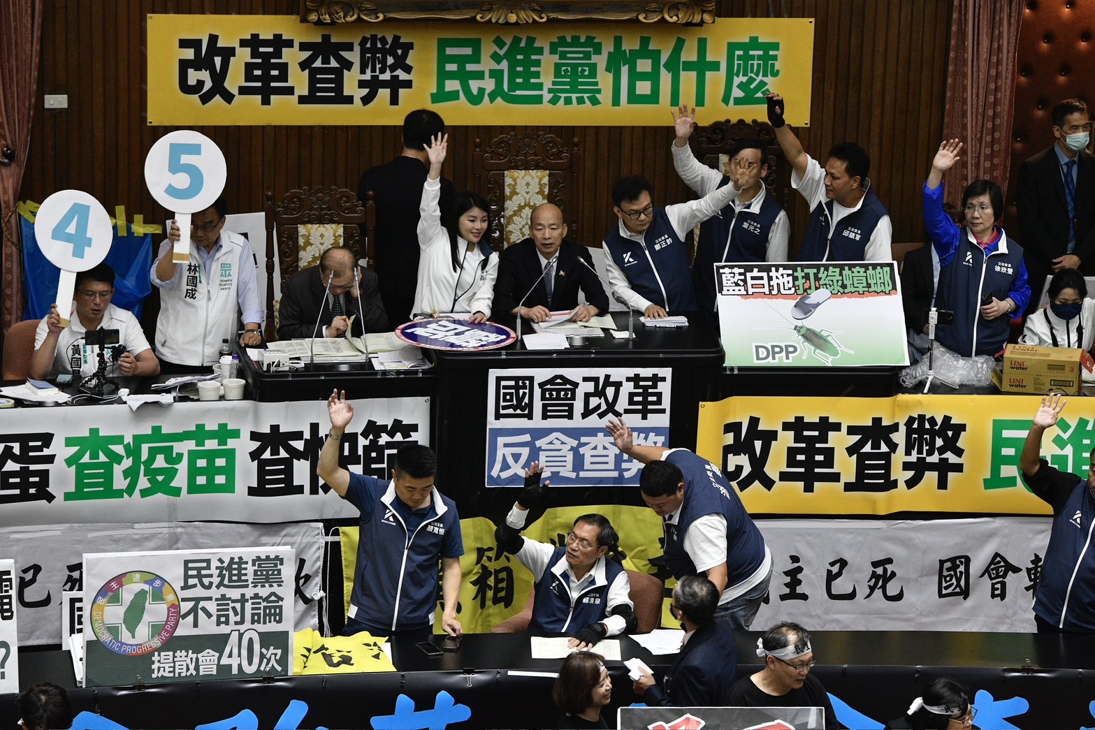 昨晚議事來到水深火熱環節，院內挑燈夜戰，直至深夜11：28分韓國瑜才宣布休息。